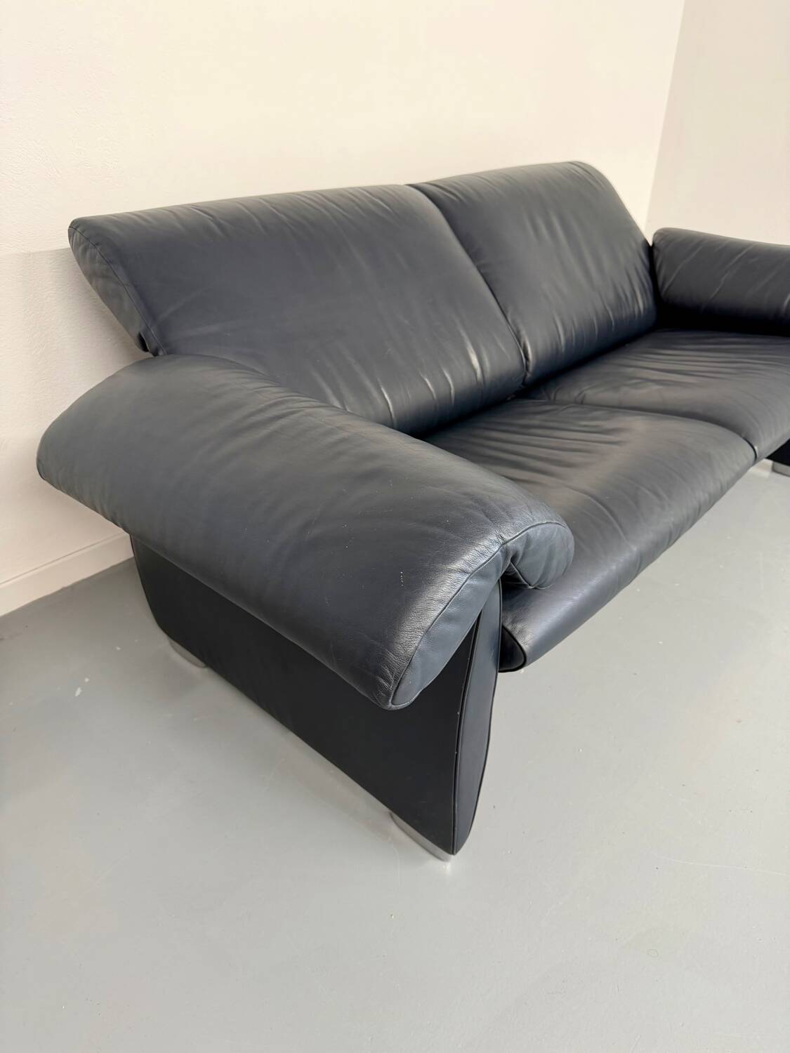 3-seater navy blue leather sofa, design by De Sede DS10, vintage 90s.