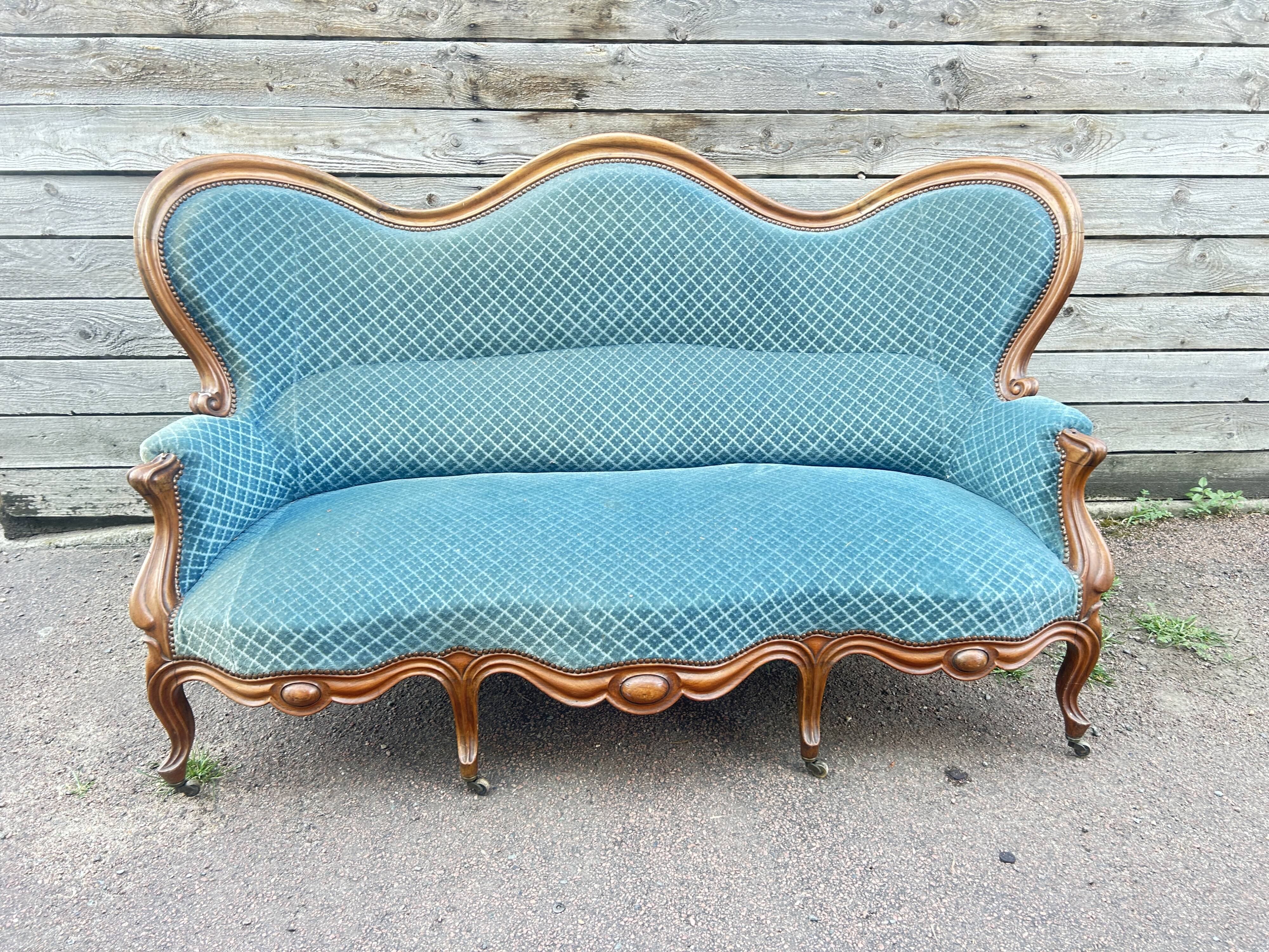 Napoleon III walnut canapé, blue velvet fabric.