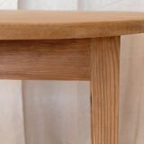 Round table foot spindles