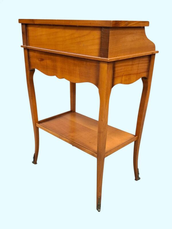 Petite table de salon style Louis XV – bois verni & sabot régulé