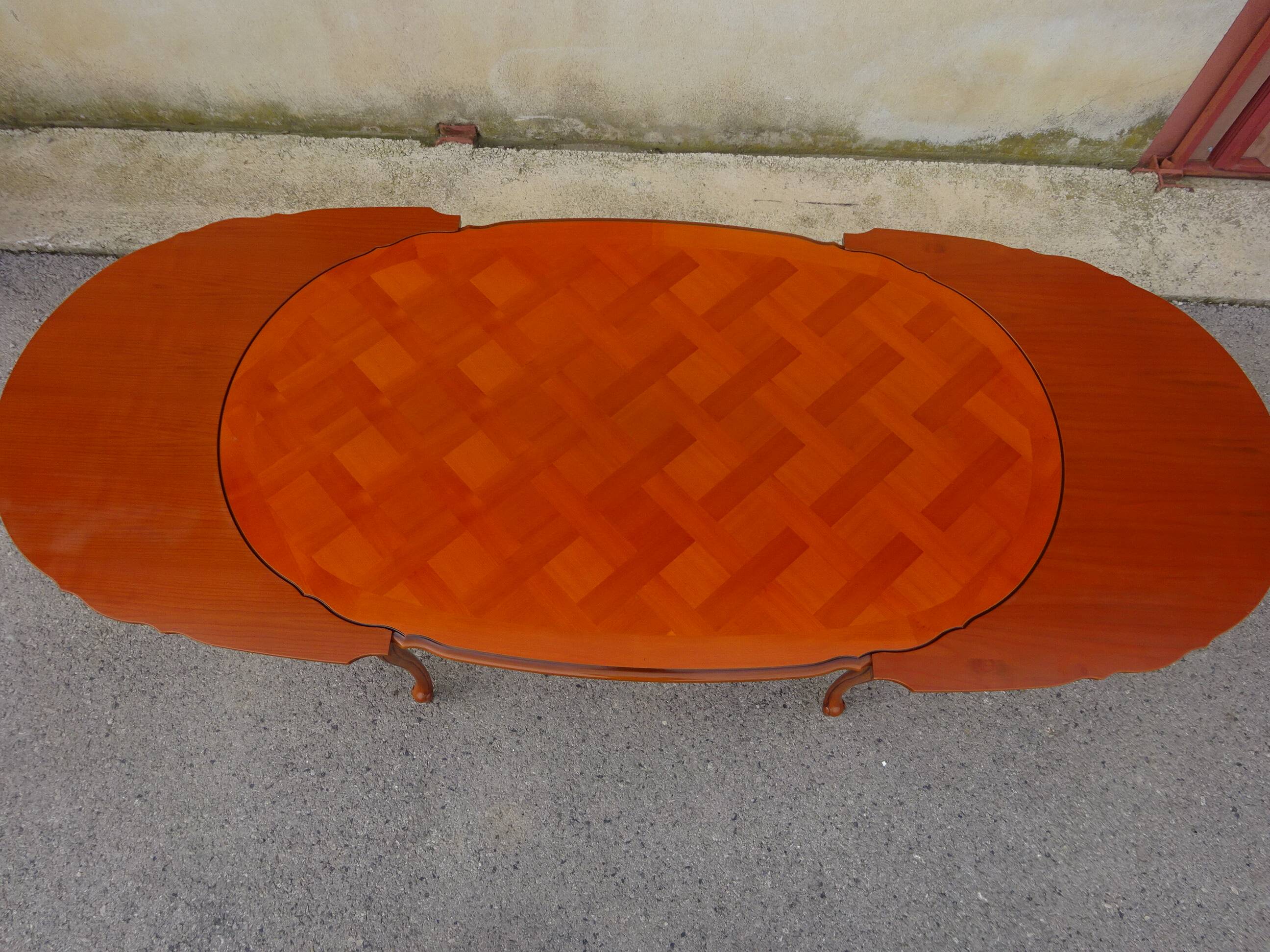 Large oval table in Regency style, extensions under the top.