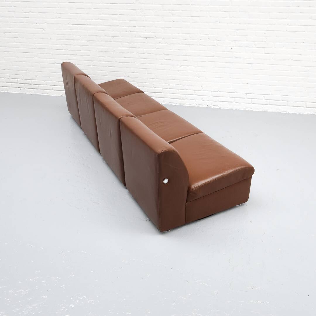Canapé modulable en cuir cognac par Artifort