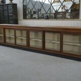 Grand comptoir/enfilade de métier avec portes coulissantes vitrées
