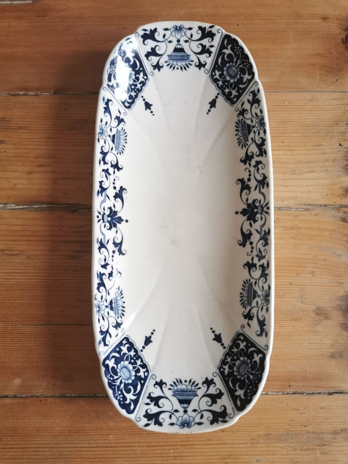 Serving dish in iron earth