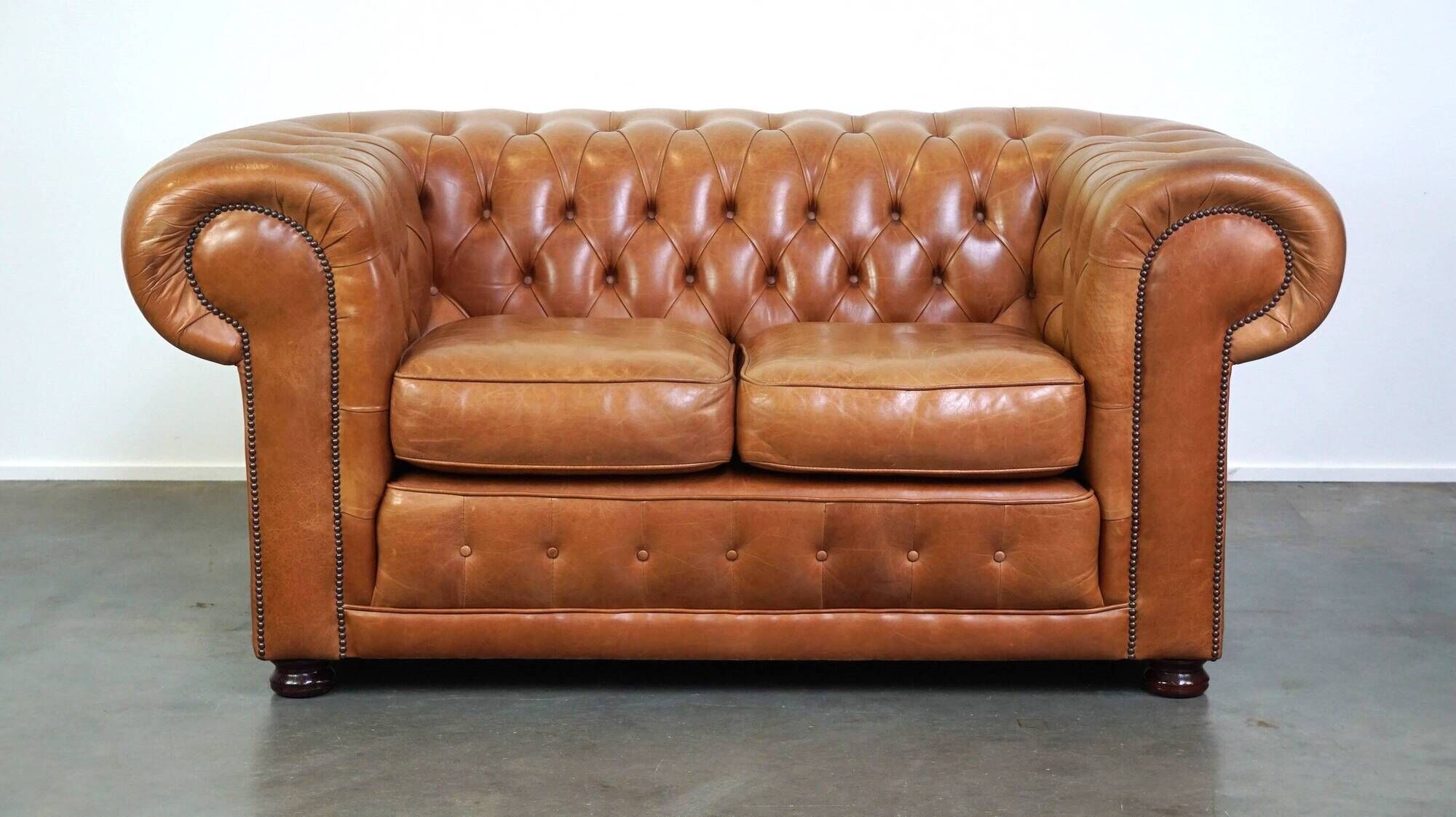 Chesterfield 2-seater sofa in light brown/cream English cowhide leather
