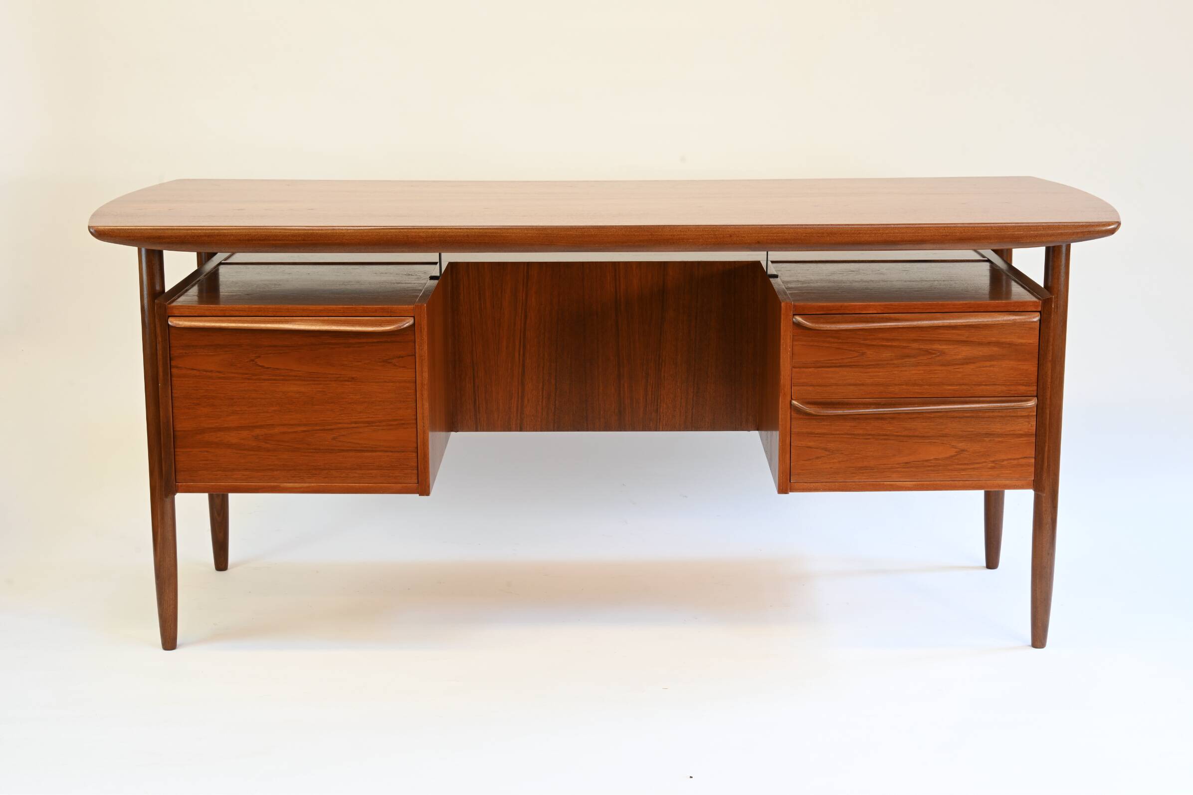 Cowhorn desk (Tijsseling Nijkerk) in teak