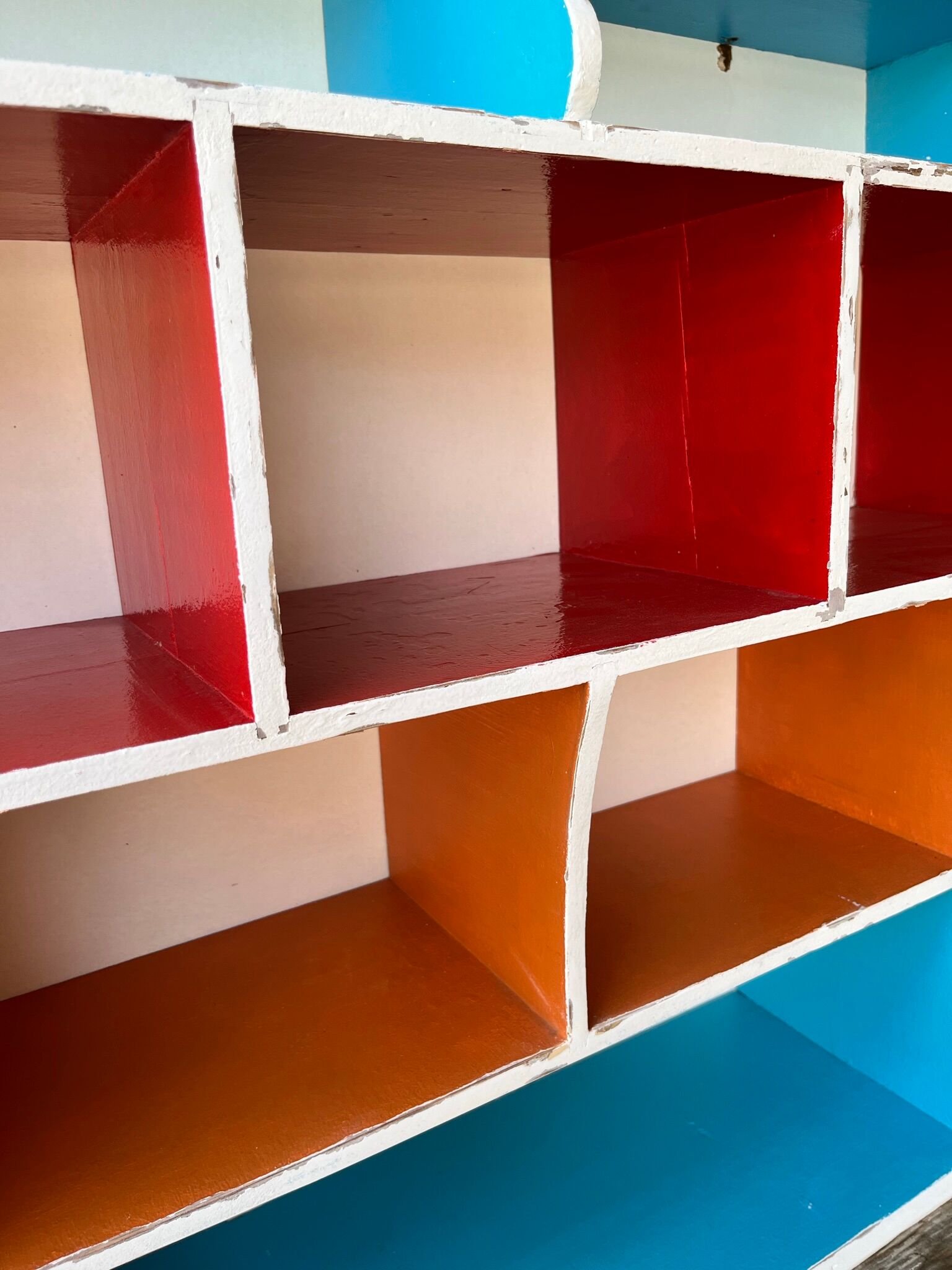 Wall-mounted or free-standing wooden locker shelf