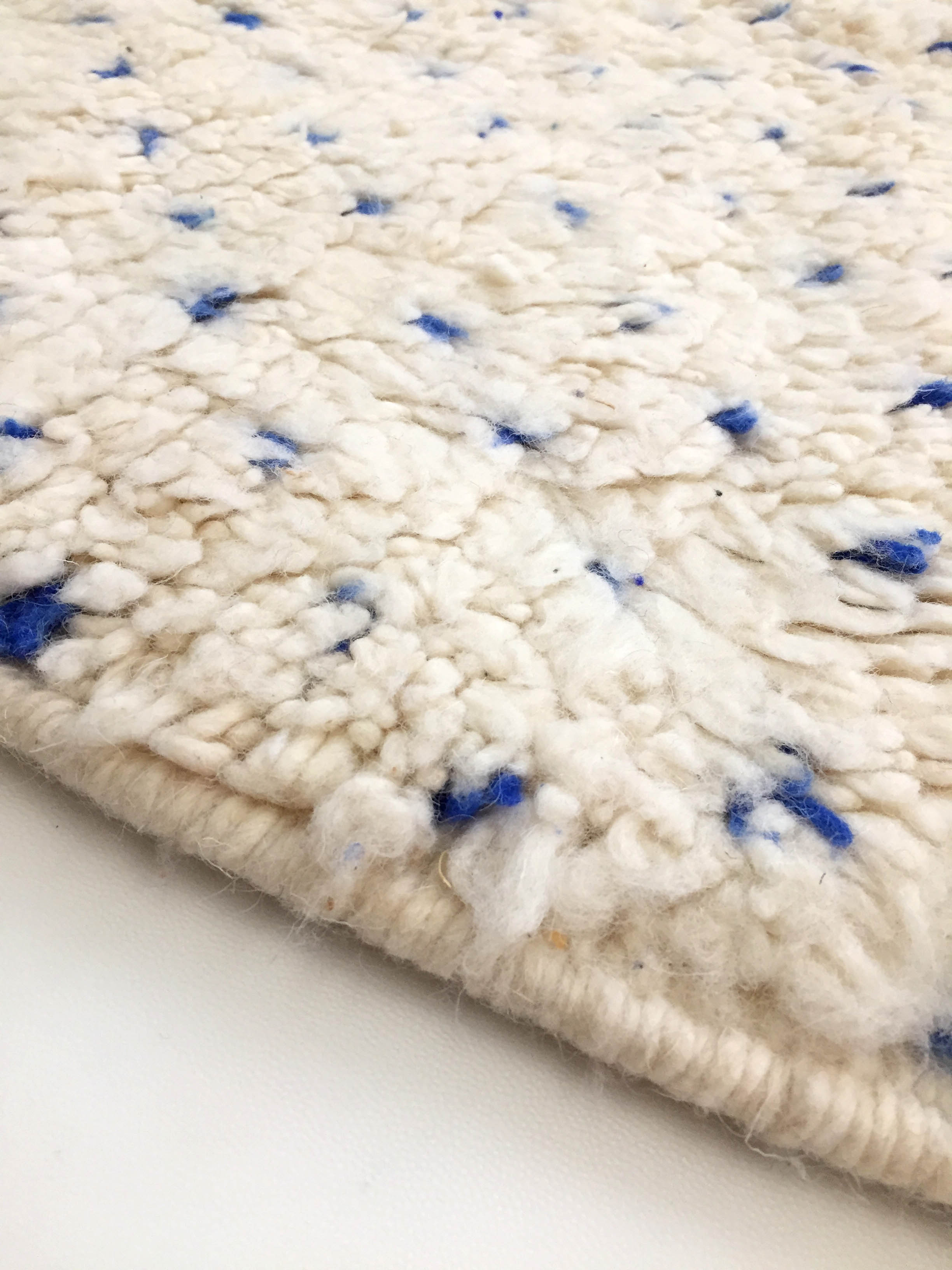 Moroccan Berber carpet blessed ouarain ecru with blue polka dots 152x100cm