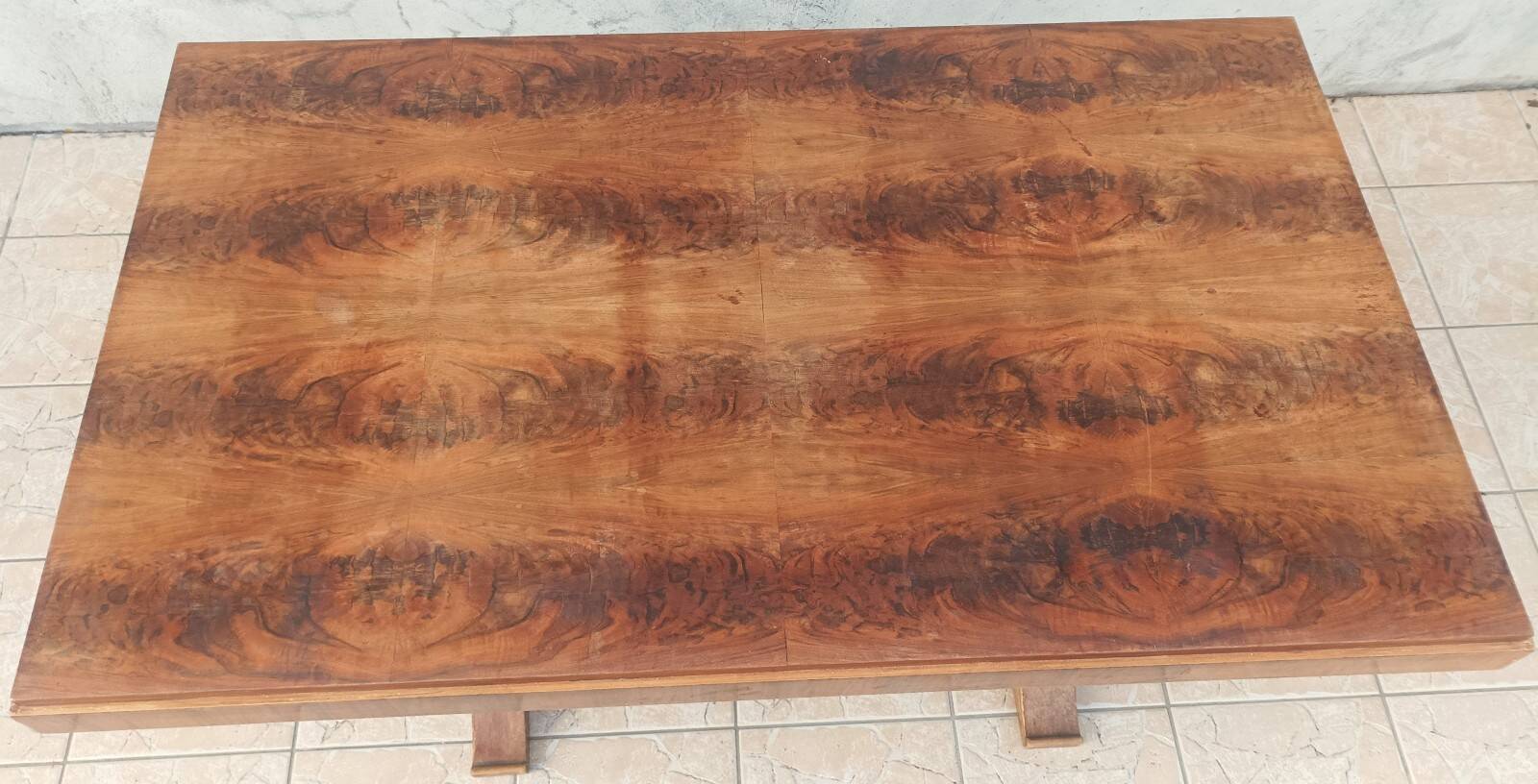 Art Deco table in walnut veneer
