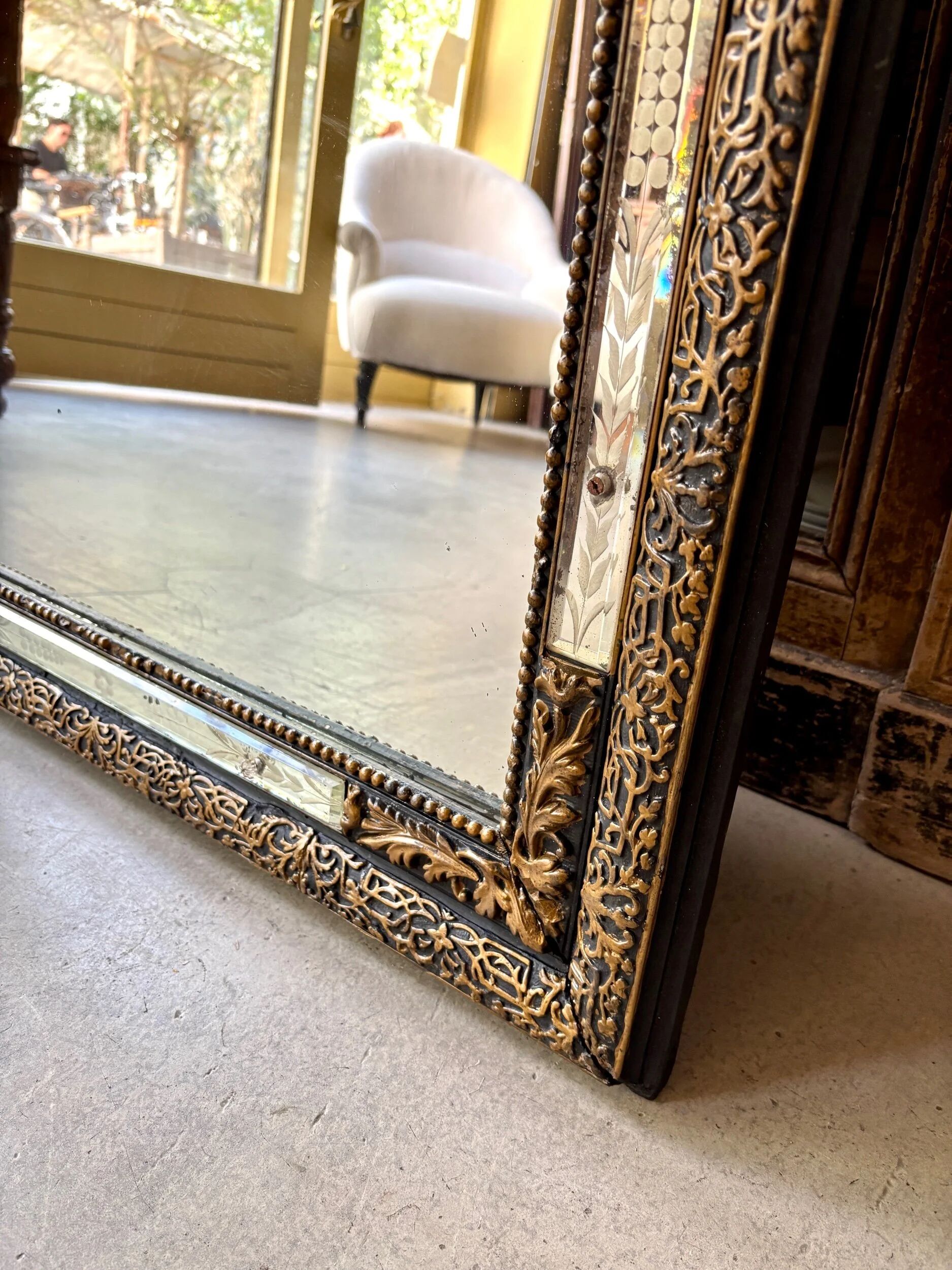 Rectangular Napoleon III mirror in moulded black and gold wood with engraved mirror decoration.