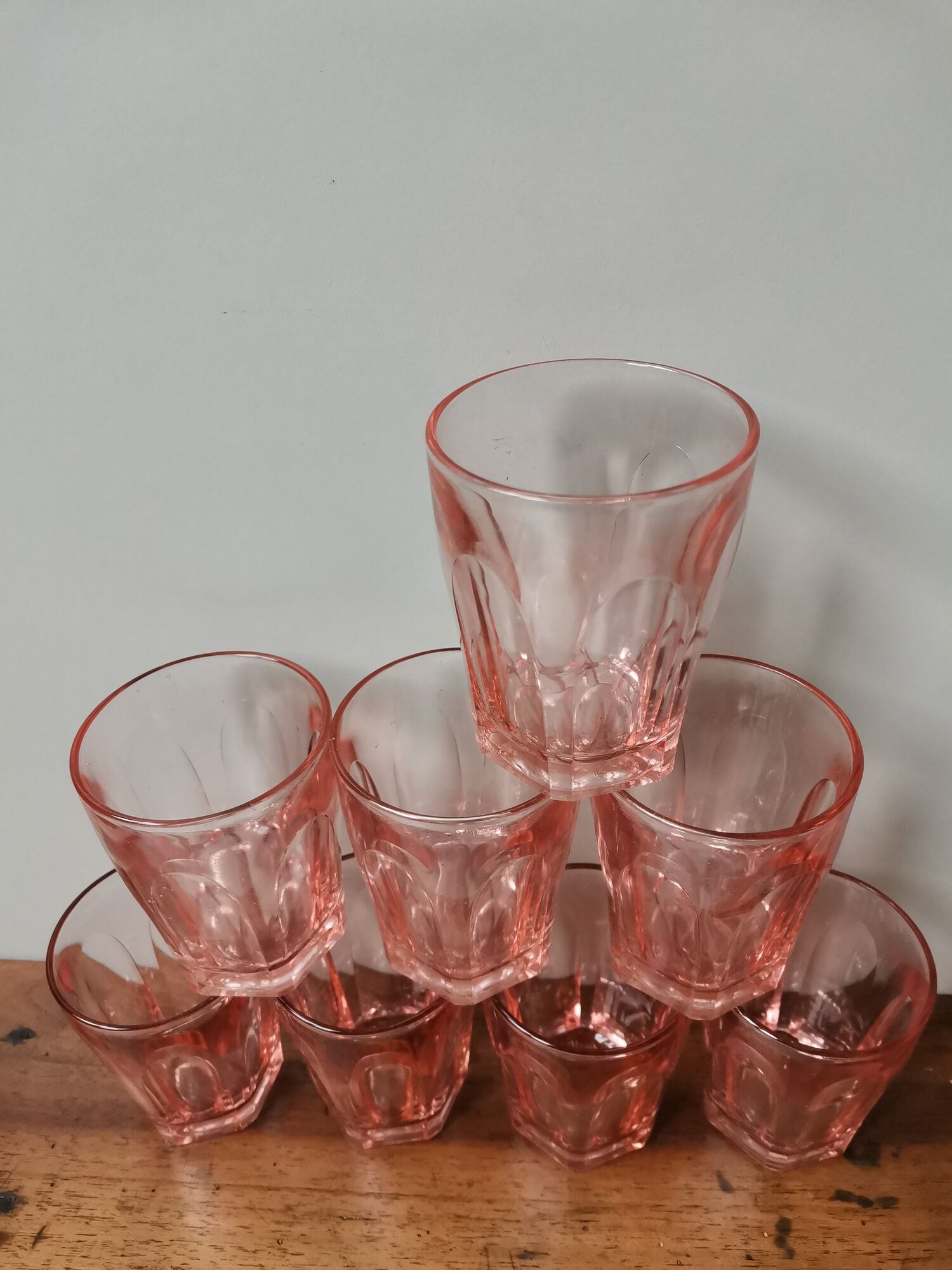 Lot de 8 verres roses en verre moulé vintage
