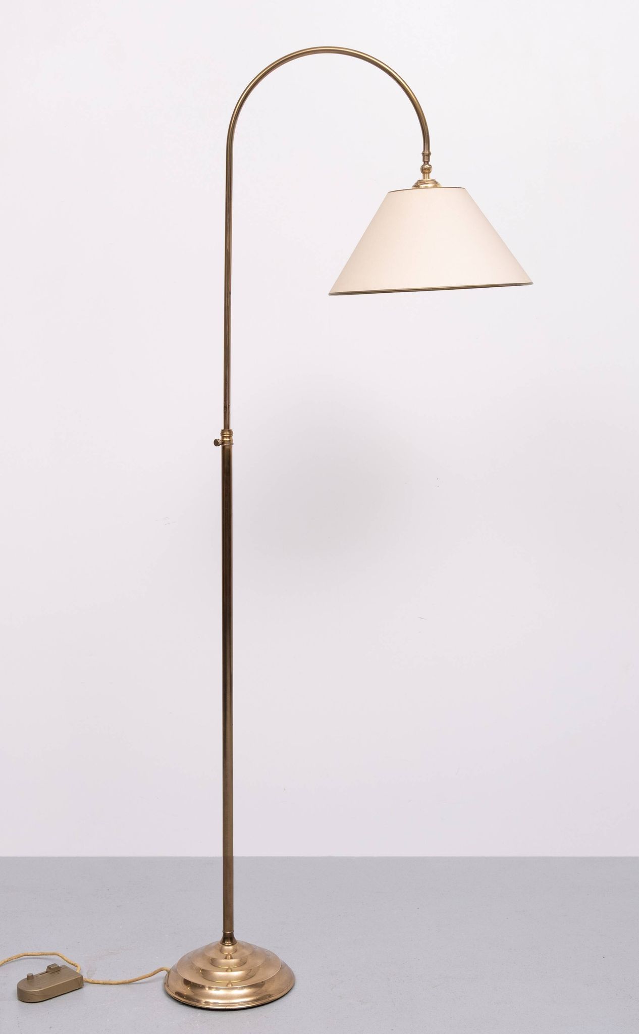 Lampadaire classique en laiton à col courbé, années 1950