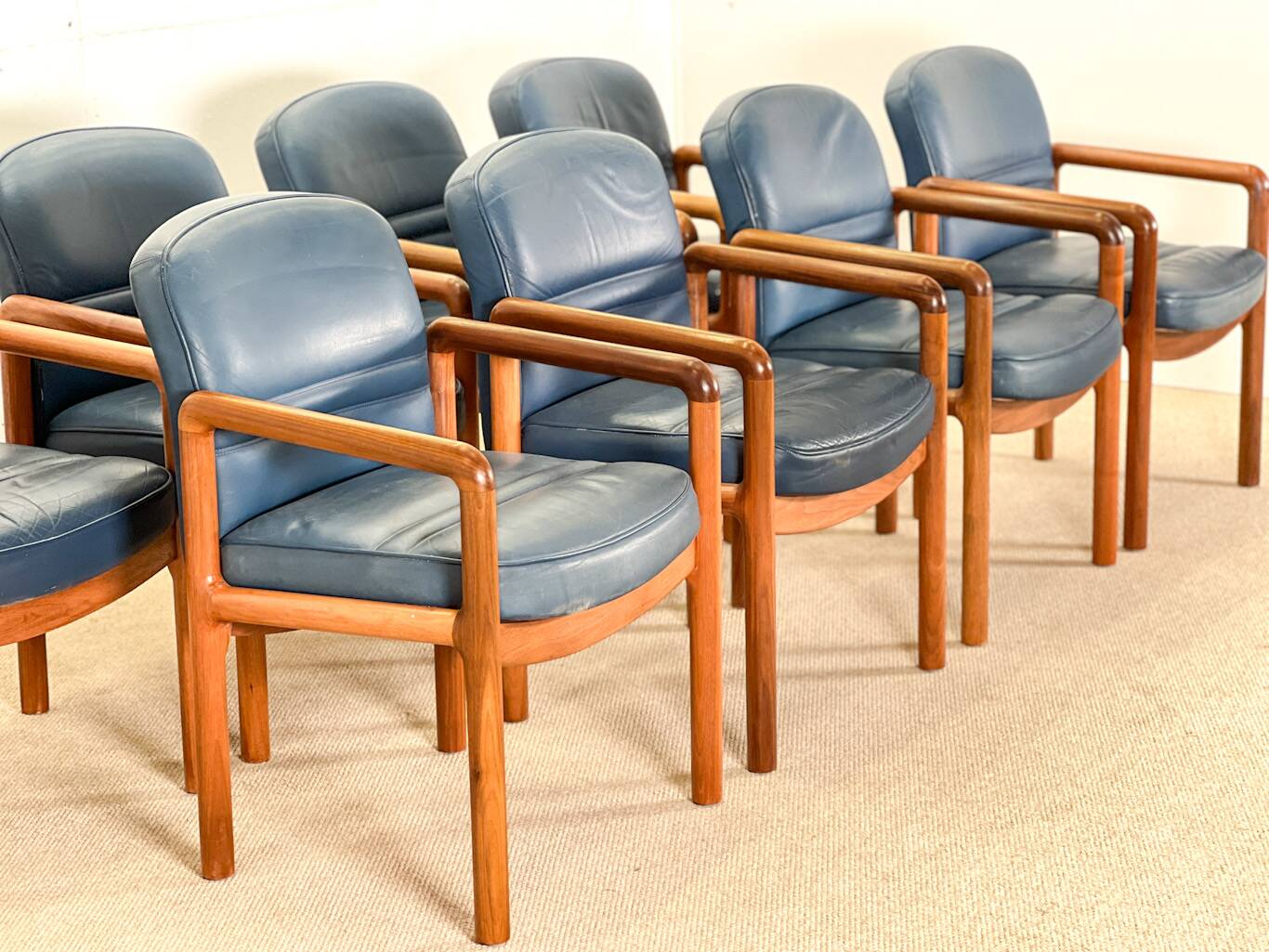 Ensemble de huit chaises de salle à manger à accoudoirs en noyer par Gordon Russell, années 1960