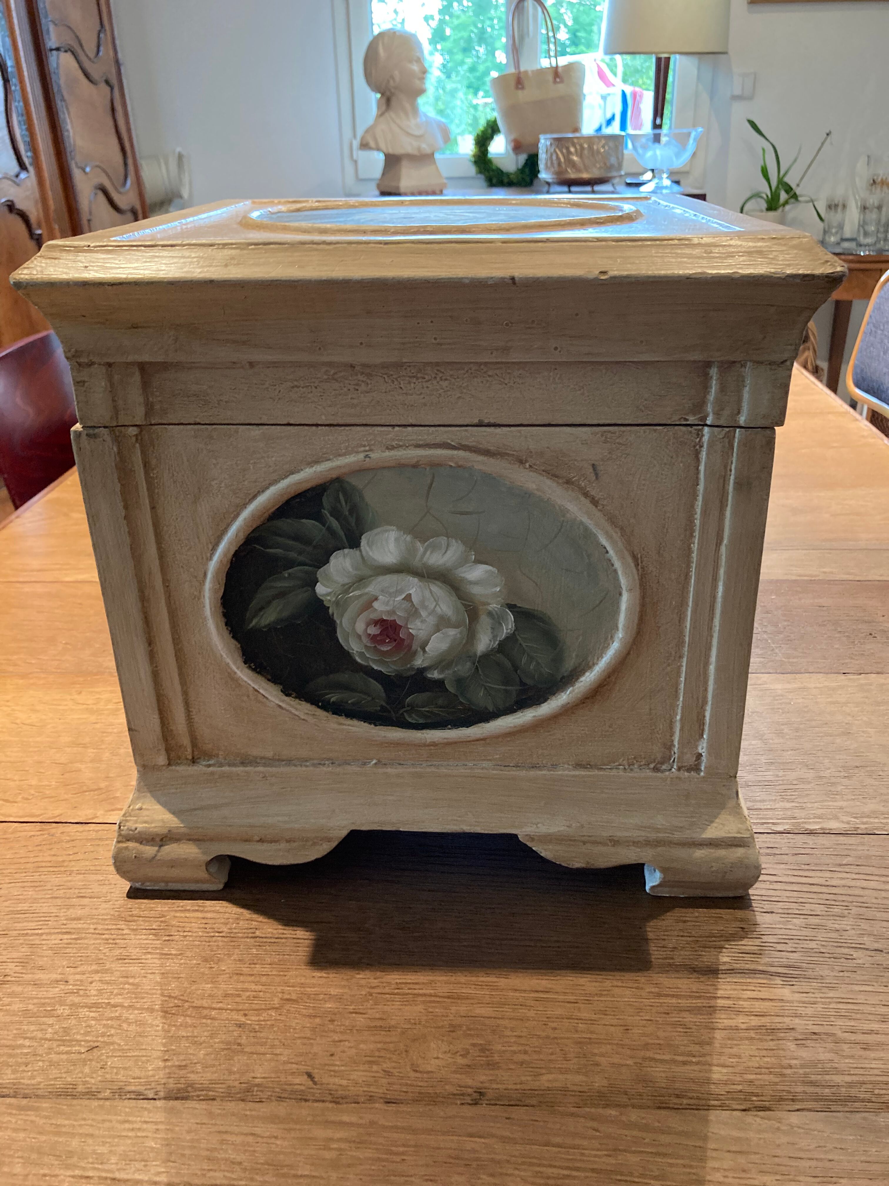 Lacquered wooden chest