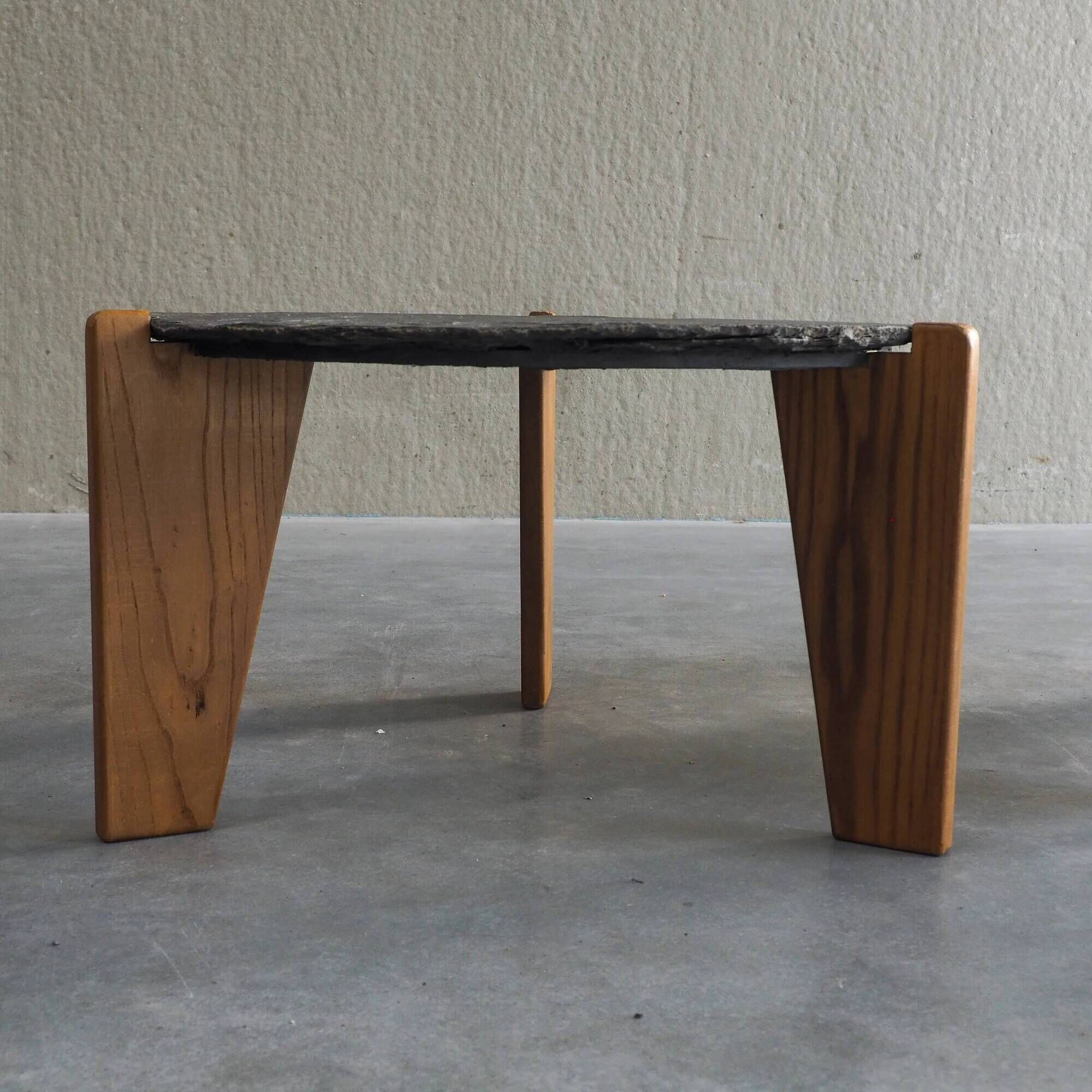 2 tables d'appoint en ardoise et bois de pin de style brutaliste