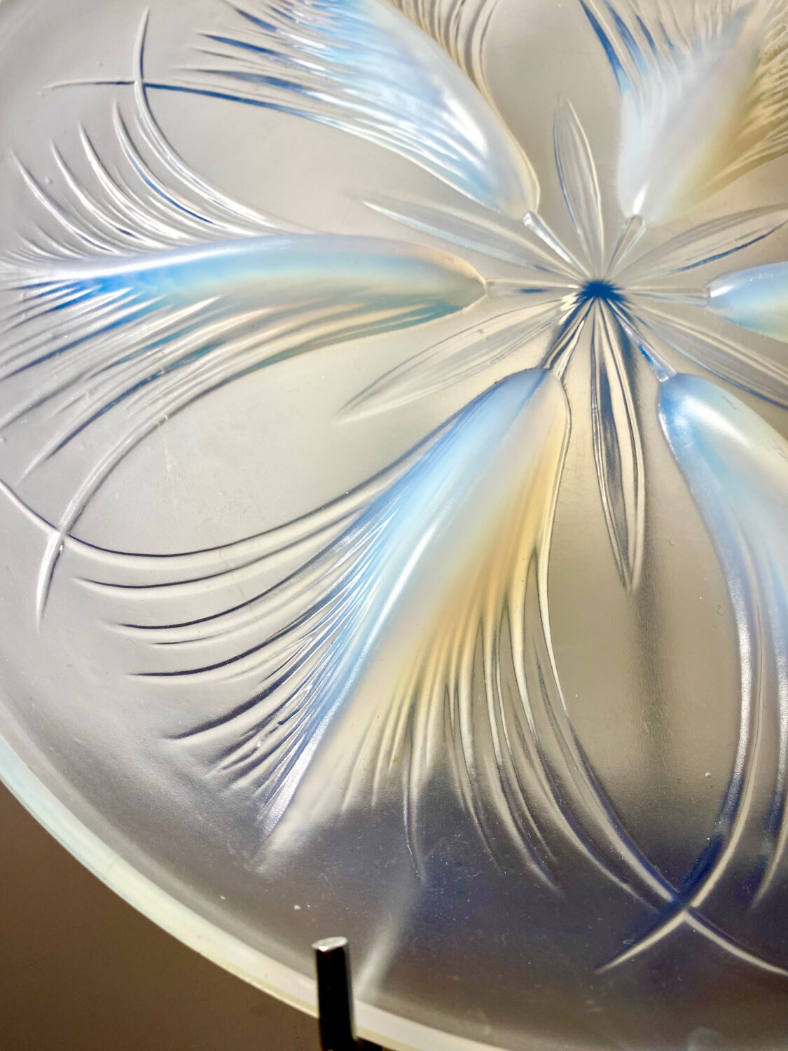 Verlys opalescent /opaline decorative tray (d.32.3cm)