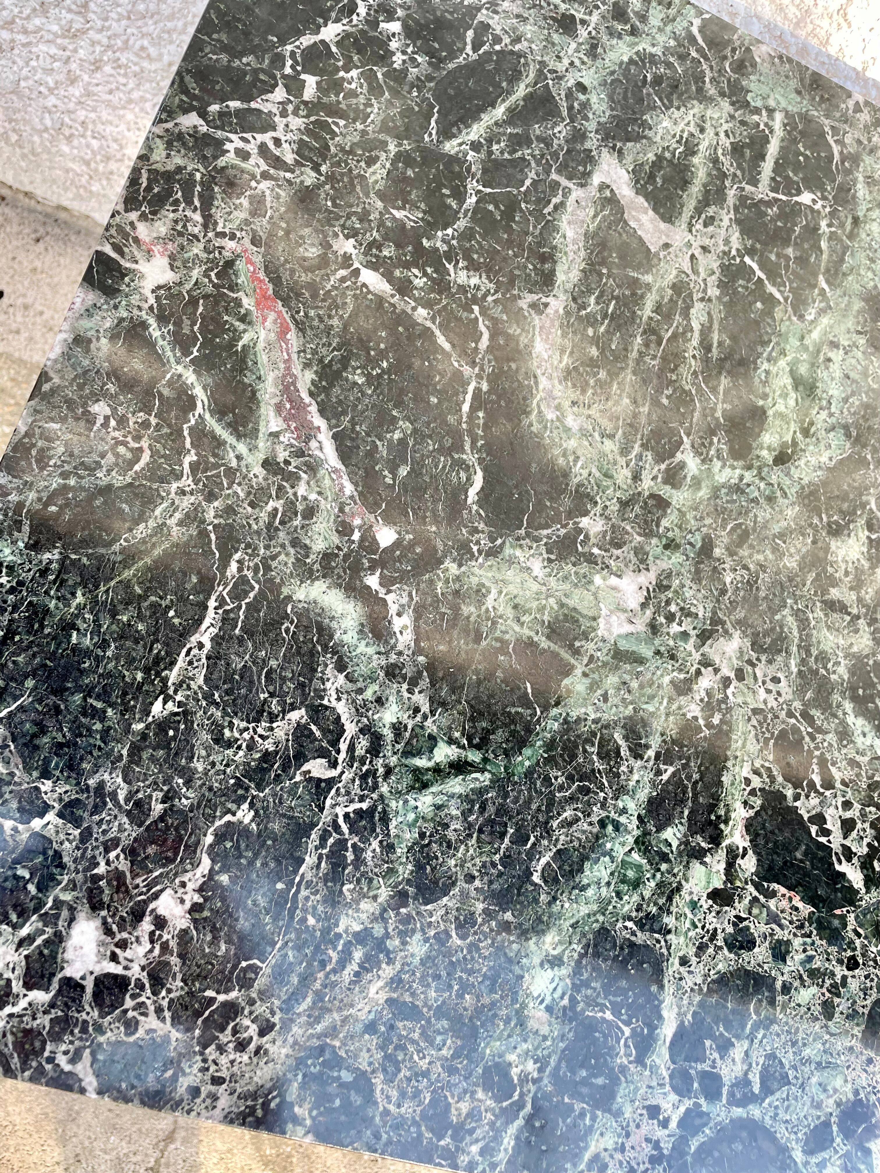 Table basse en fer forgé et marbre vert des Alpes