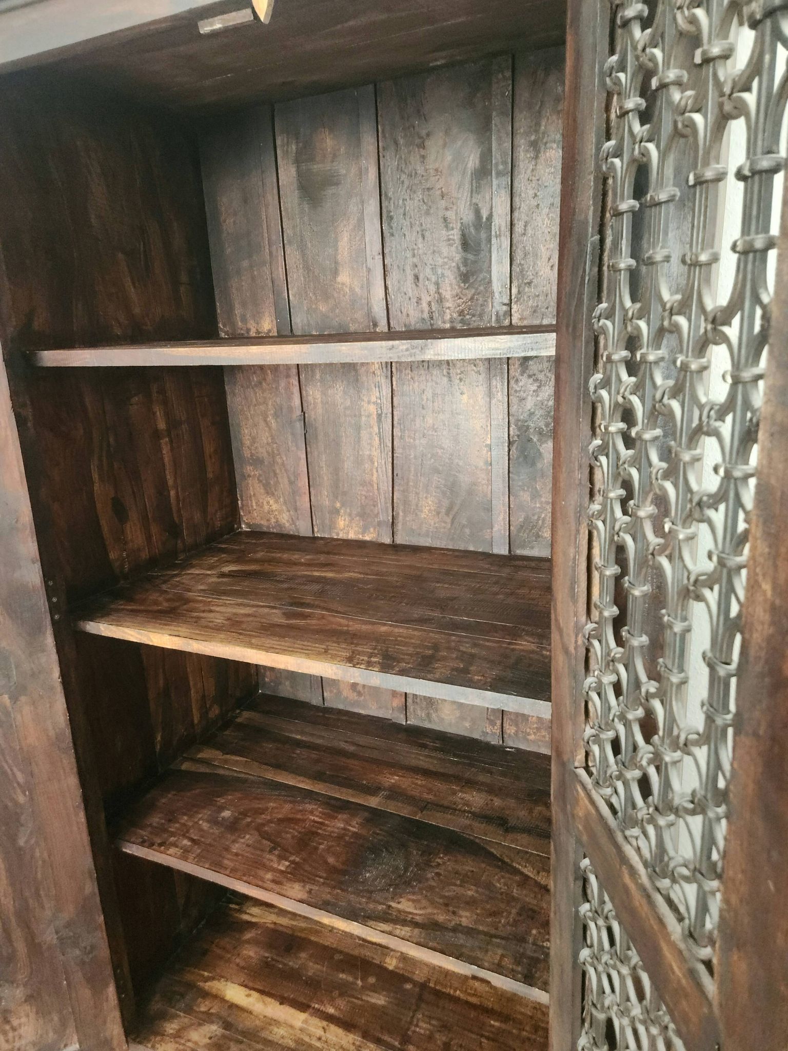 Massiv antik kolonial Schrank geschnitzt Holz Türen Gusseisen Gitter, Bali