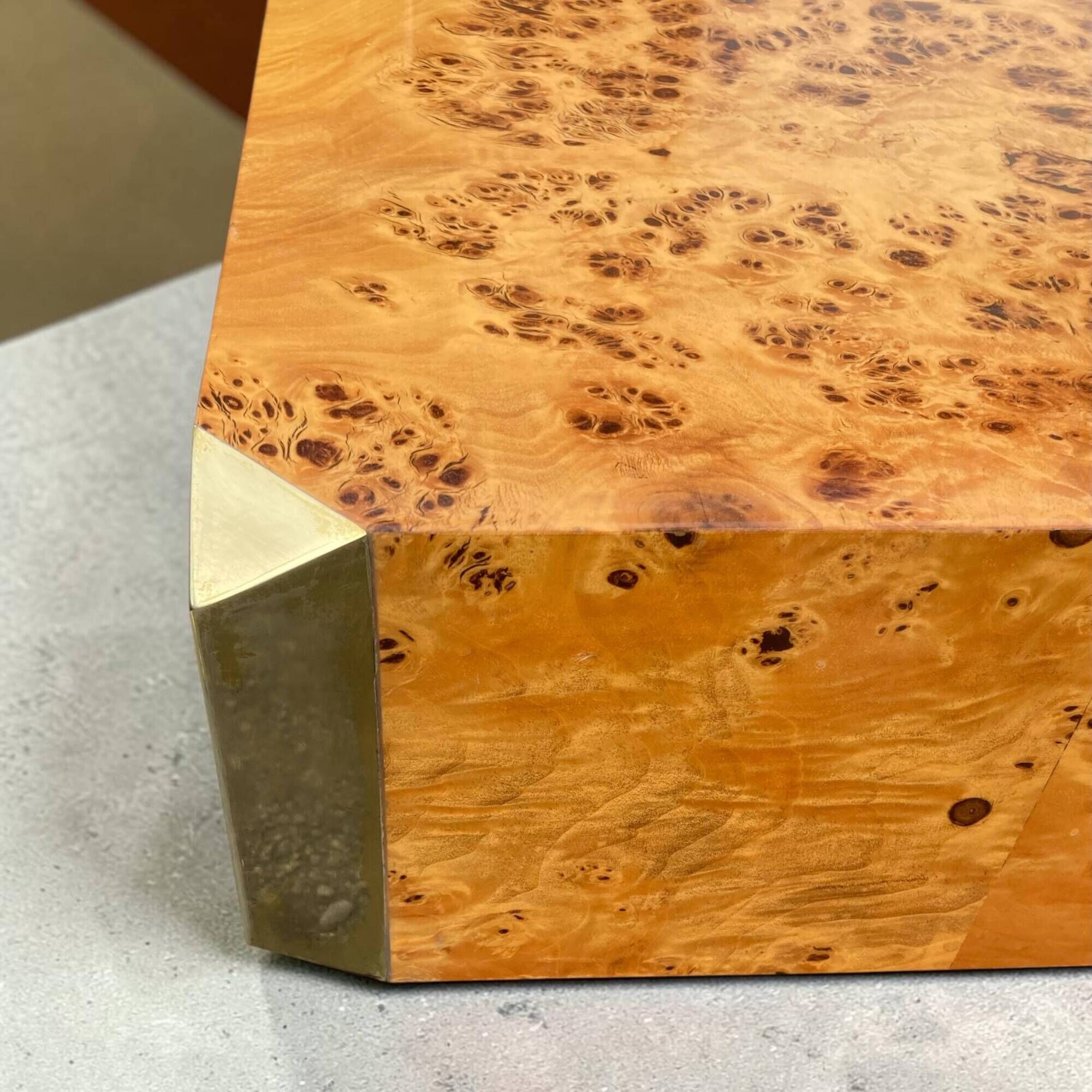 "Alveo" coffee table in wood burl and brass, Willy Rizzo – 1970
