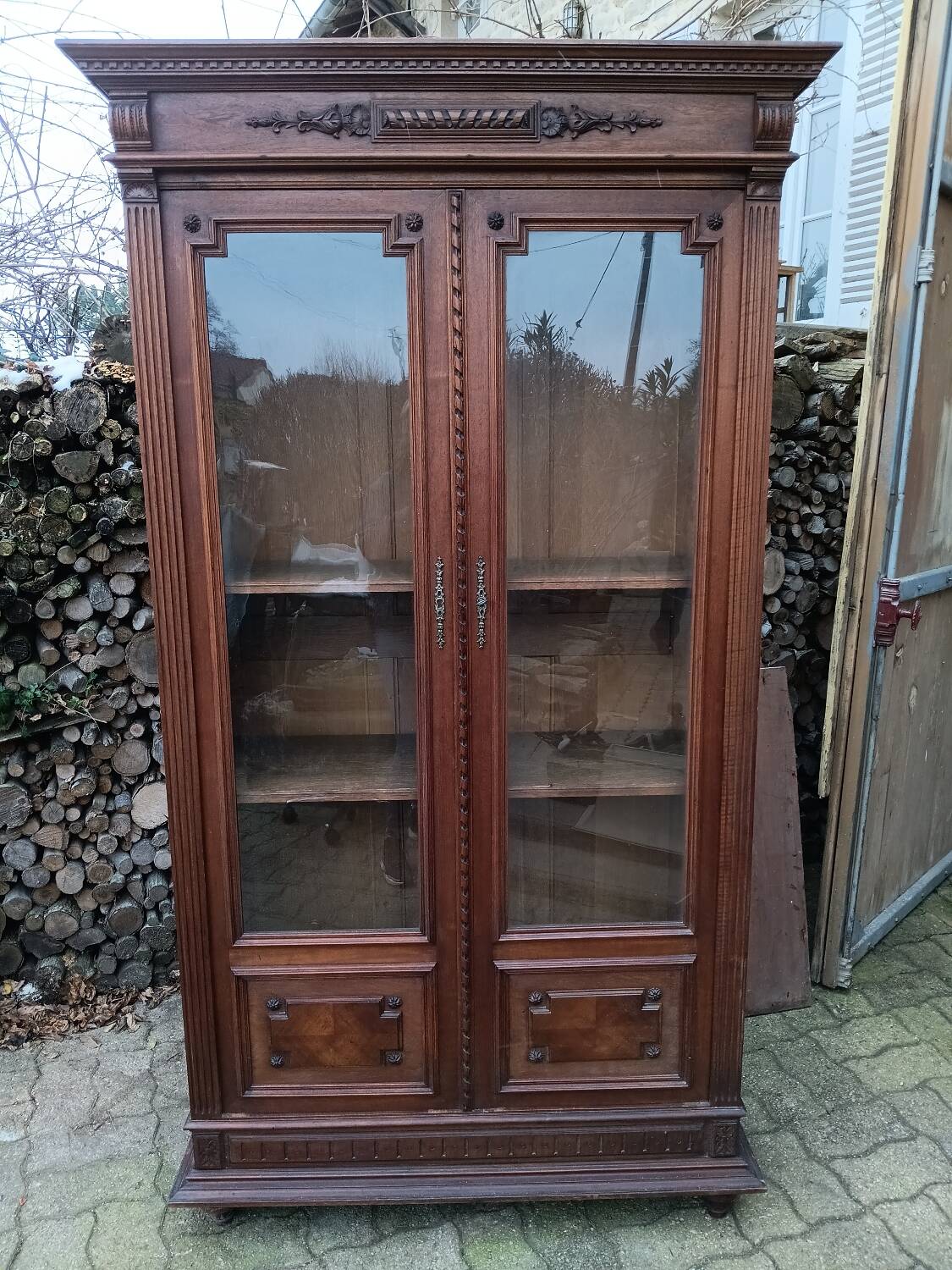 Glass display cabinet/bookshelf