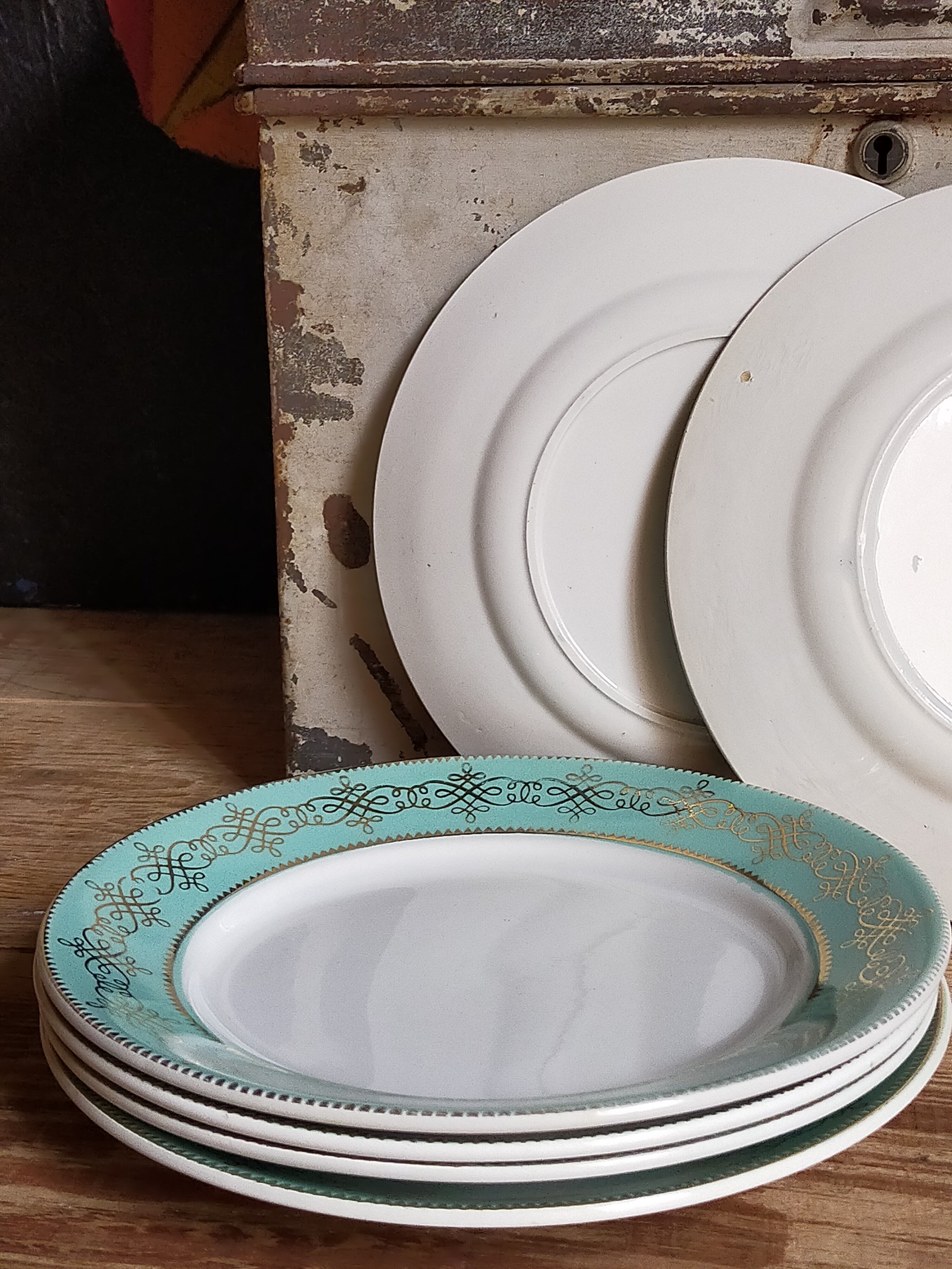 Six plates of vintage Badonviller earthenware with gold frieze