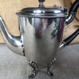 Jug or teapot with its HL Linton milk jug