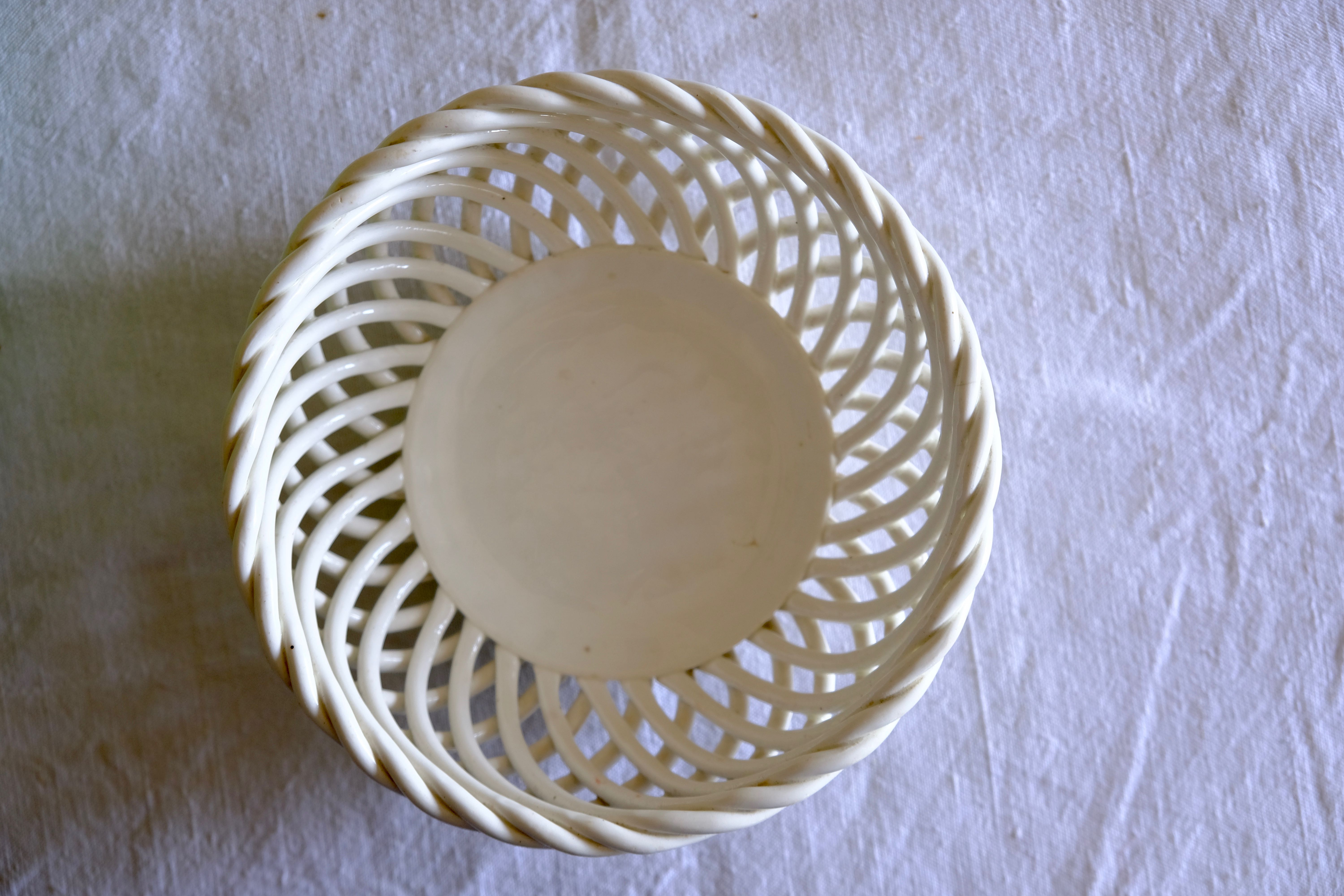 Cup fruit braided white twisted ceramic earthenware
