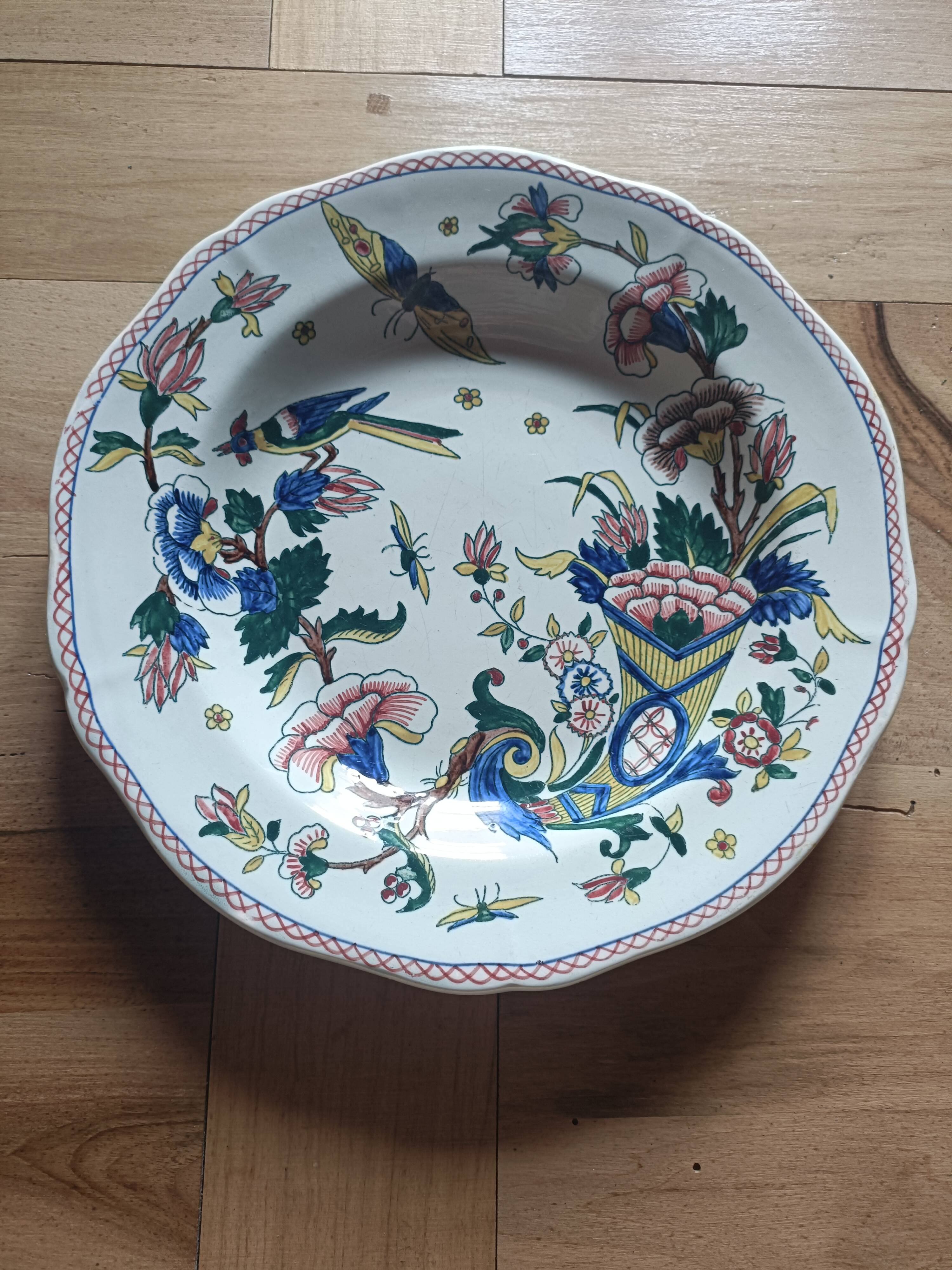 Assiette en faïence décor corne d'abondance