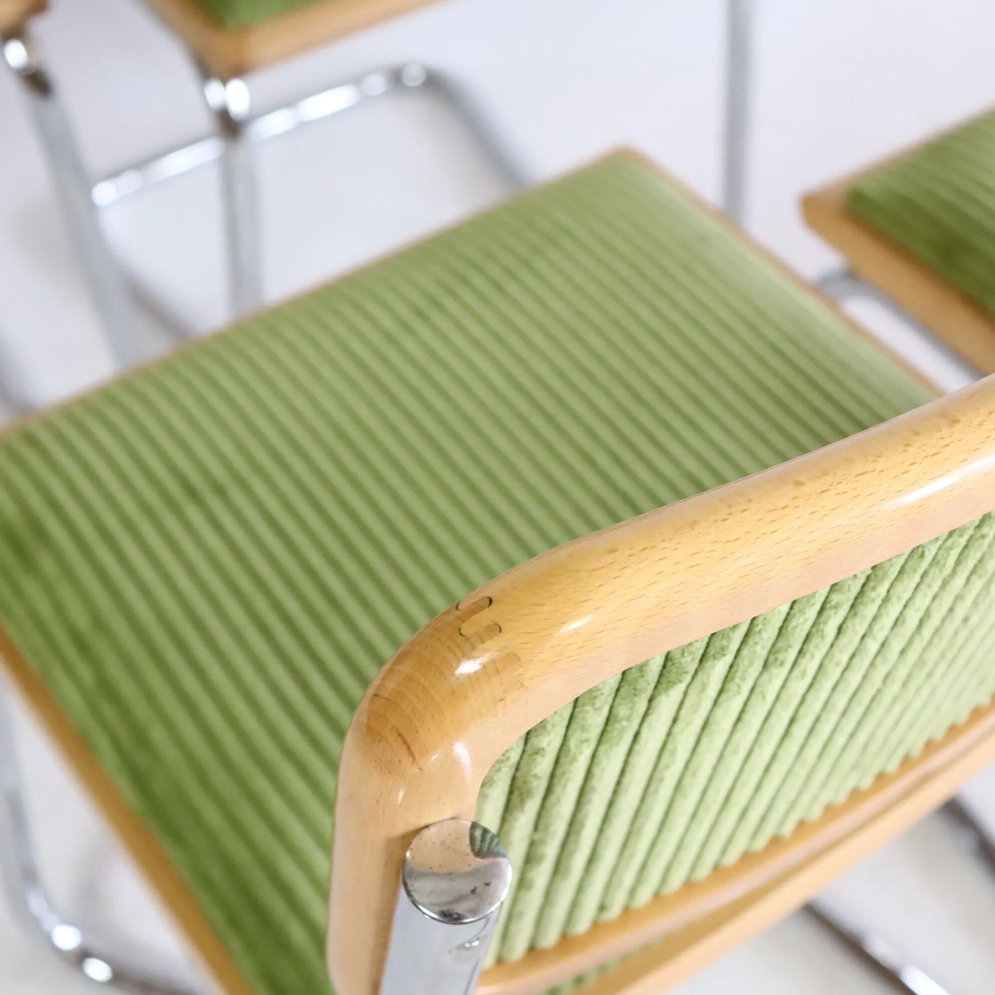 Série de quatre chaises B32