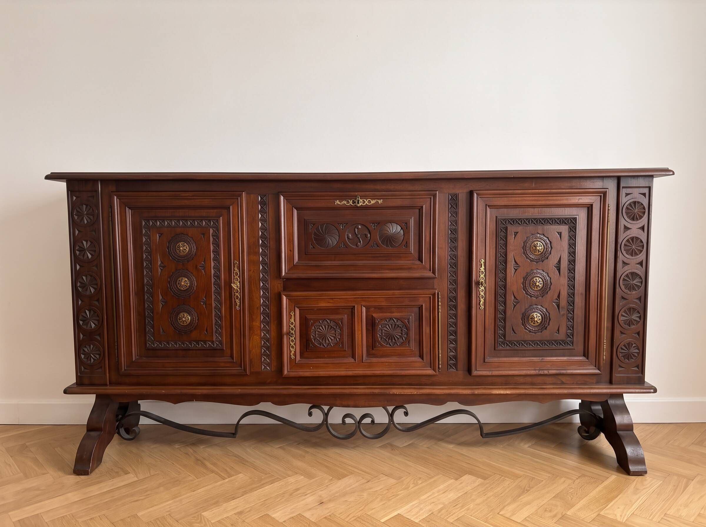 Grand buffet bas rustique en bois massif et fer forgé