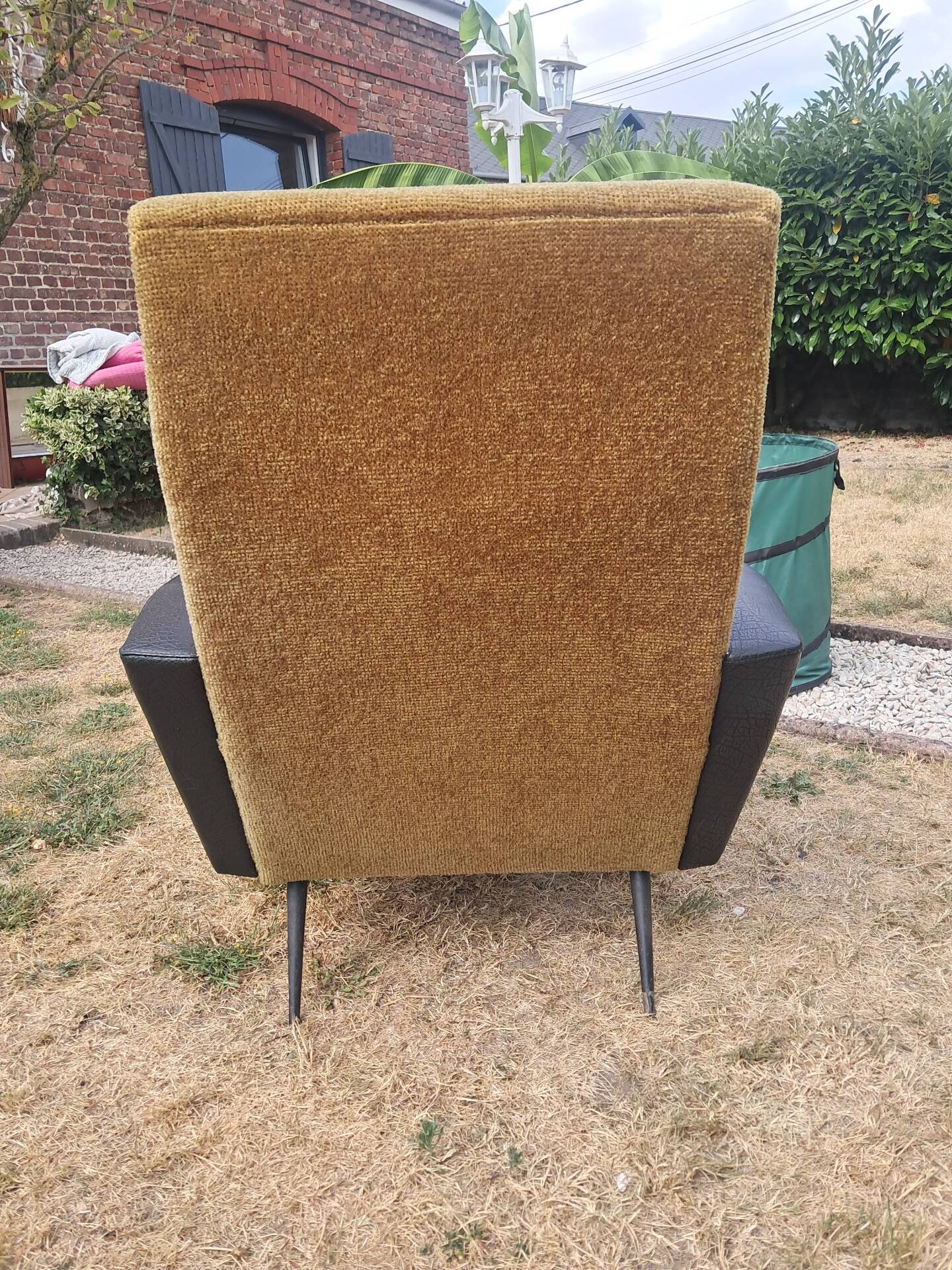 Fauteuil vintage années 70 moutarde et skaï noir