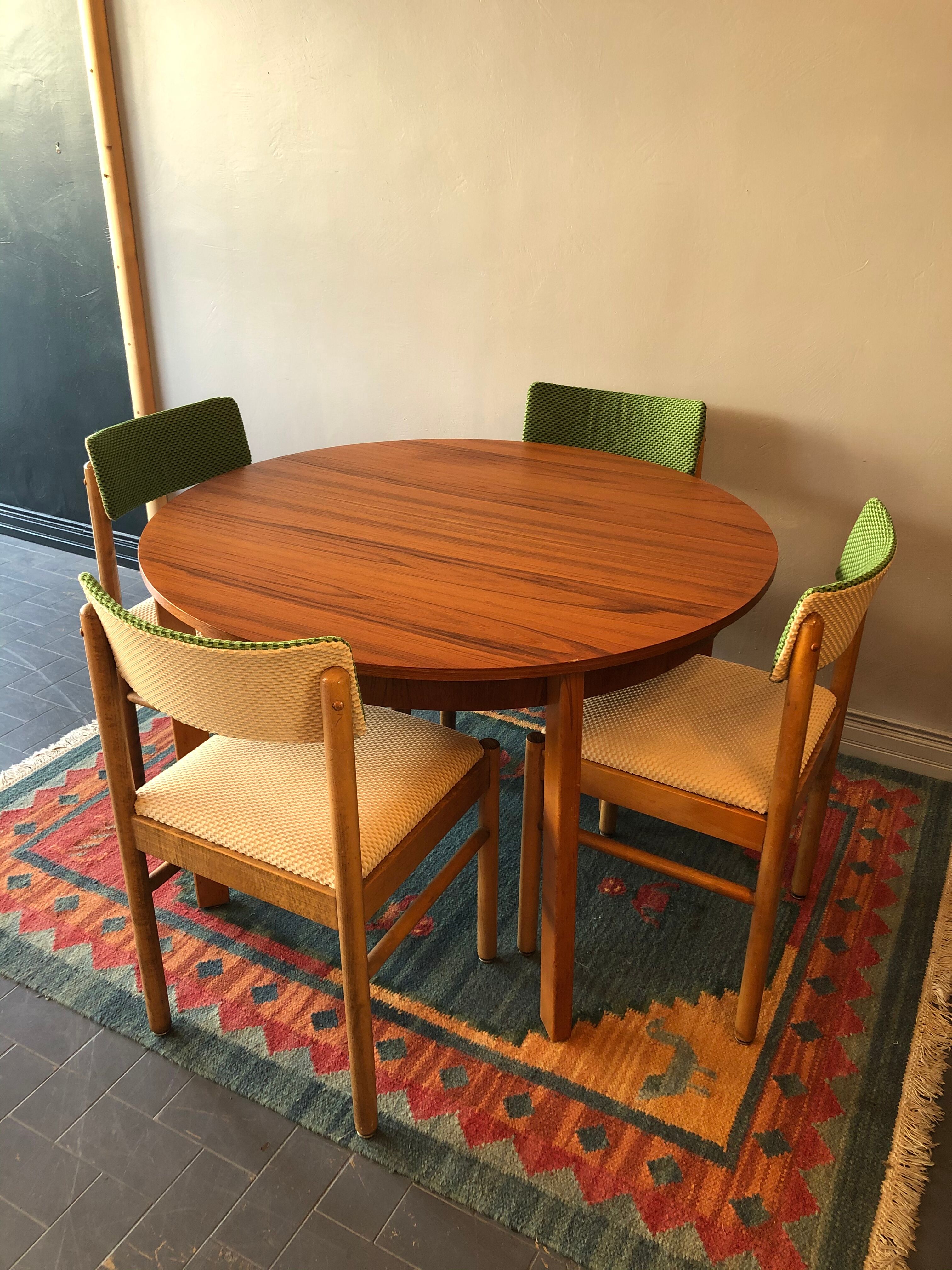Vintage round table with built-in extension