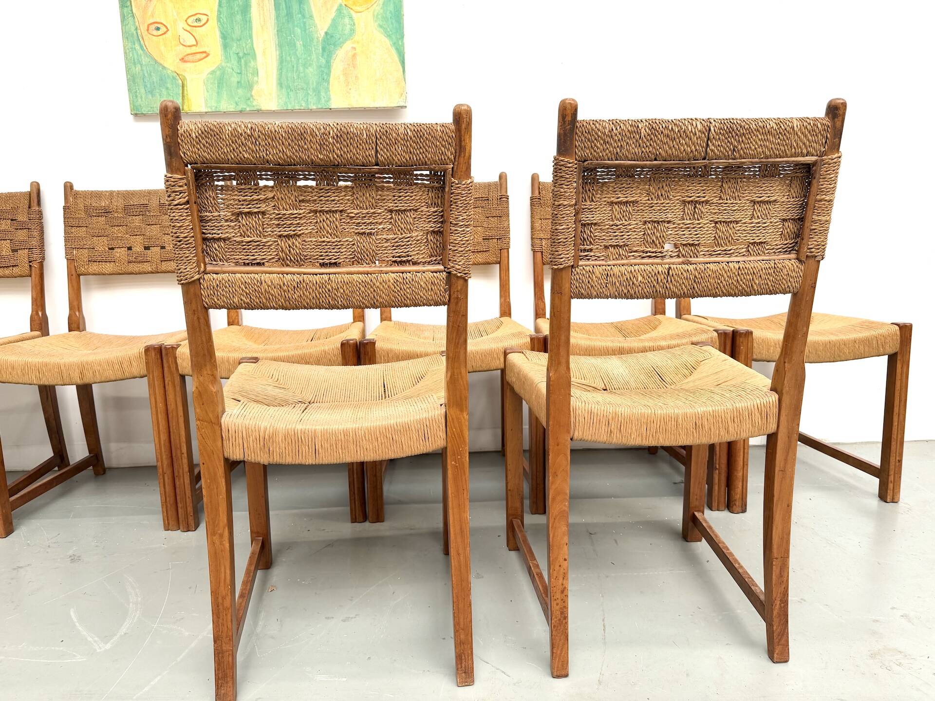 Série de dix chaises en orme massif tressées main, France circa 1965