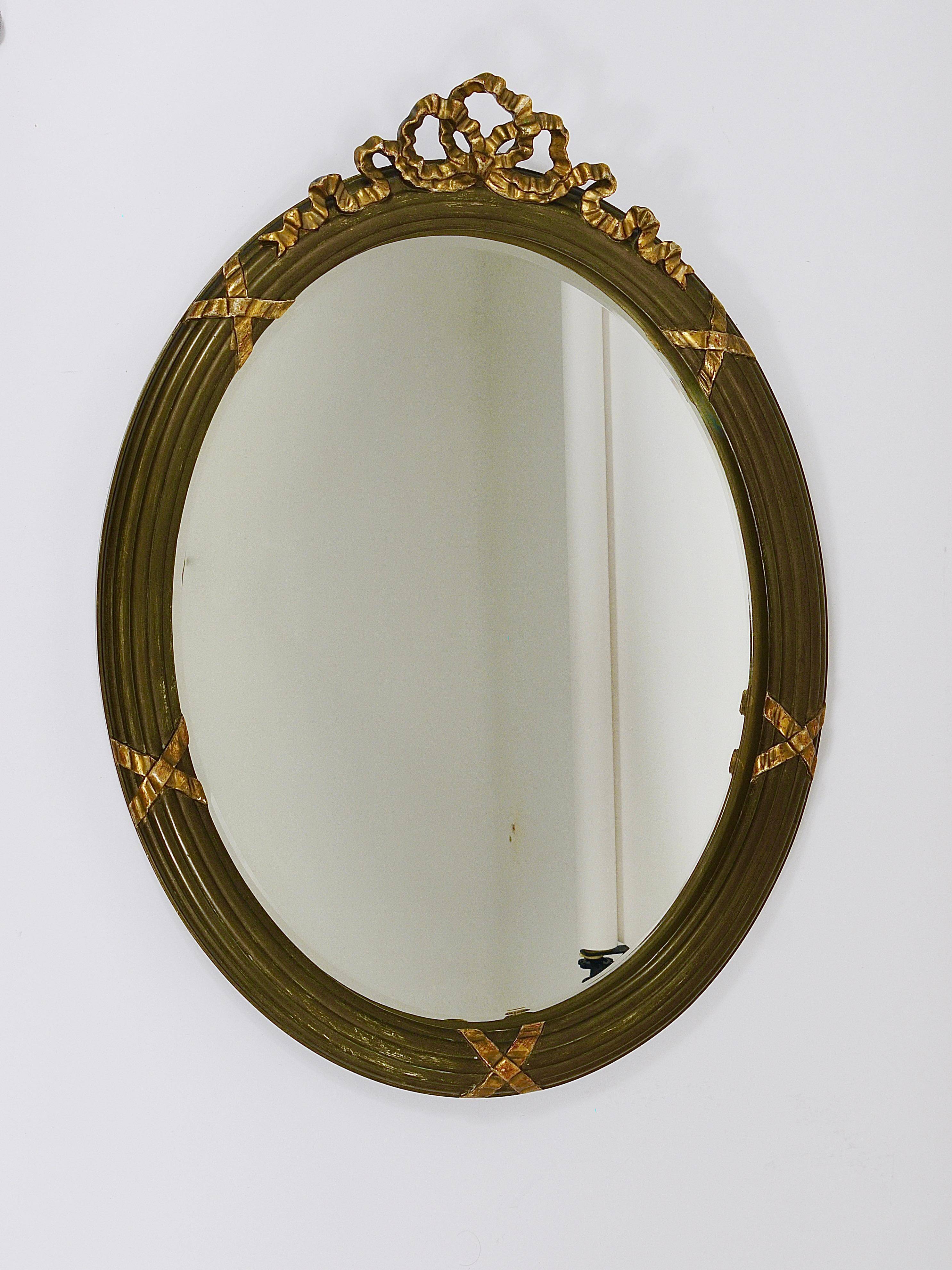 Faceted wall mirror in neoclassical Gustavian style, oval, in gilded wood, Italy, 1900s.