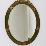 Faceted wall mirror in neoclassical Gustavian style, oval, in gilded wood, Italy, 1900s.