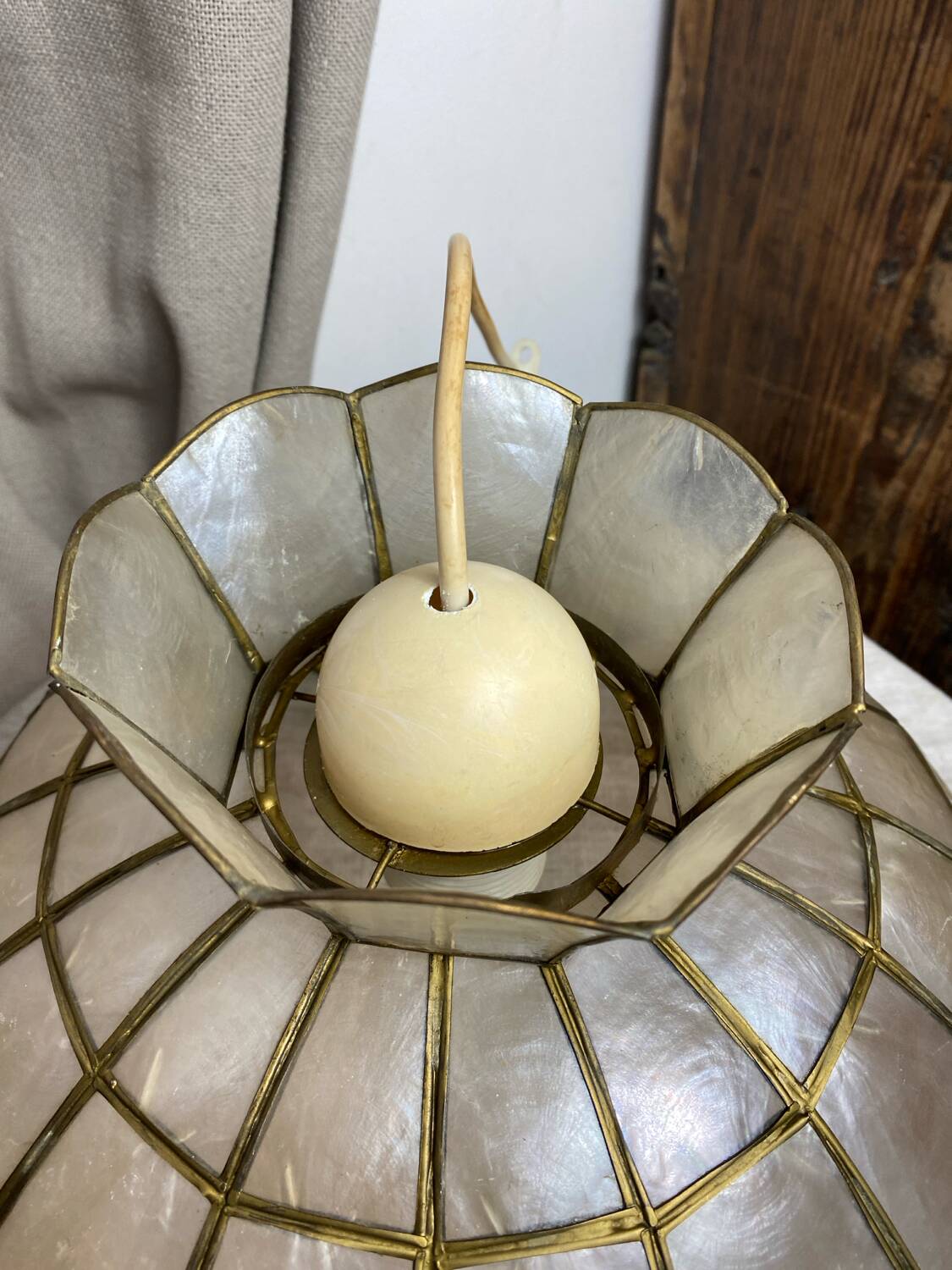 Vintage pendant light in mother-of-pearl and brass