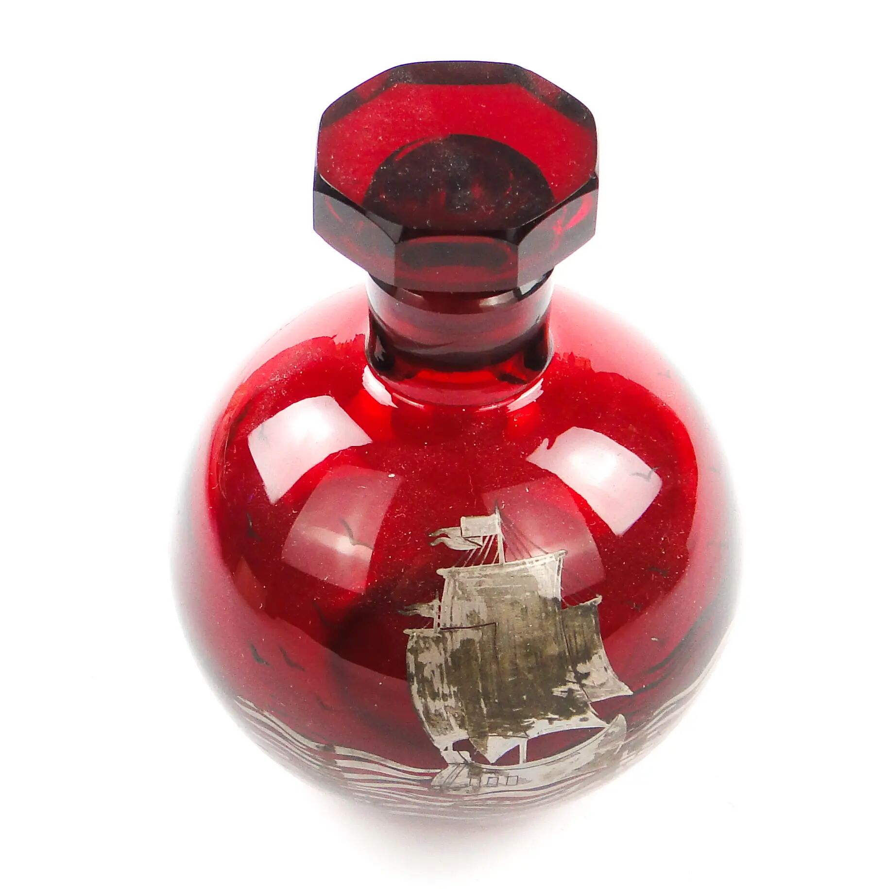 Carafe Art déco, verre rouge, Verrerie Józefina, Pologne, années 1930