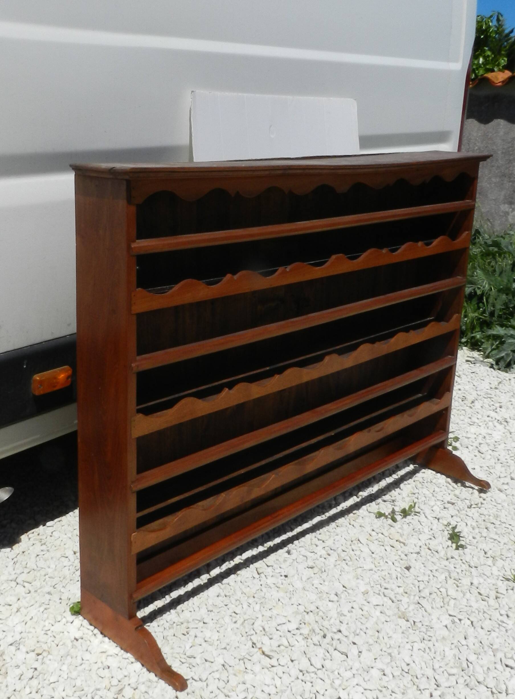 Wall-mounted dresser shelf