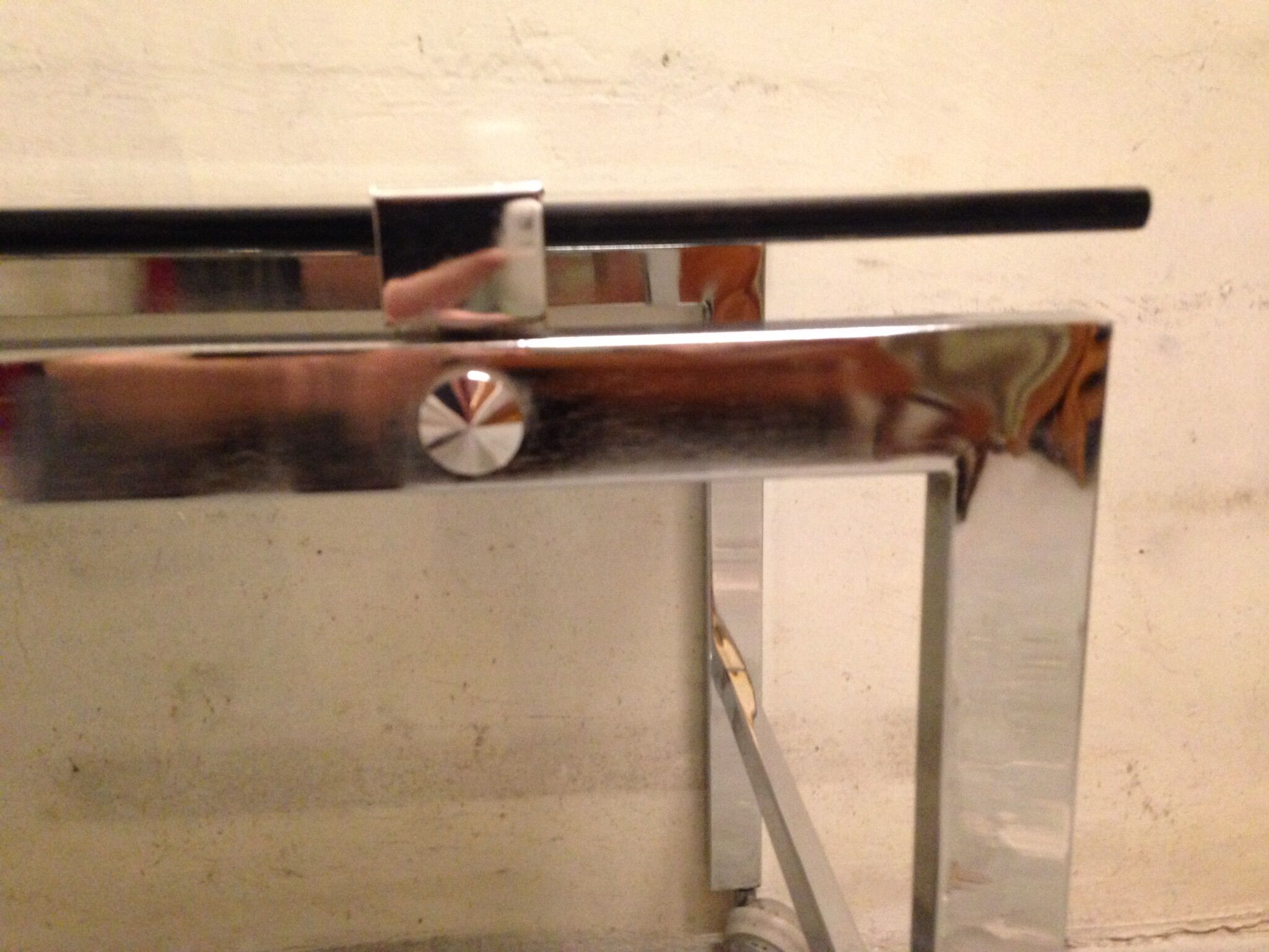 Table basse sur roulette 1970 chrome et verre fumé