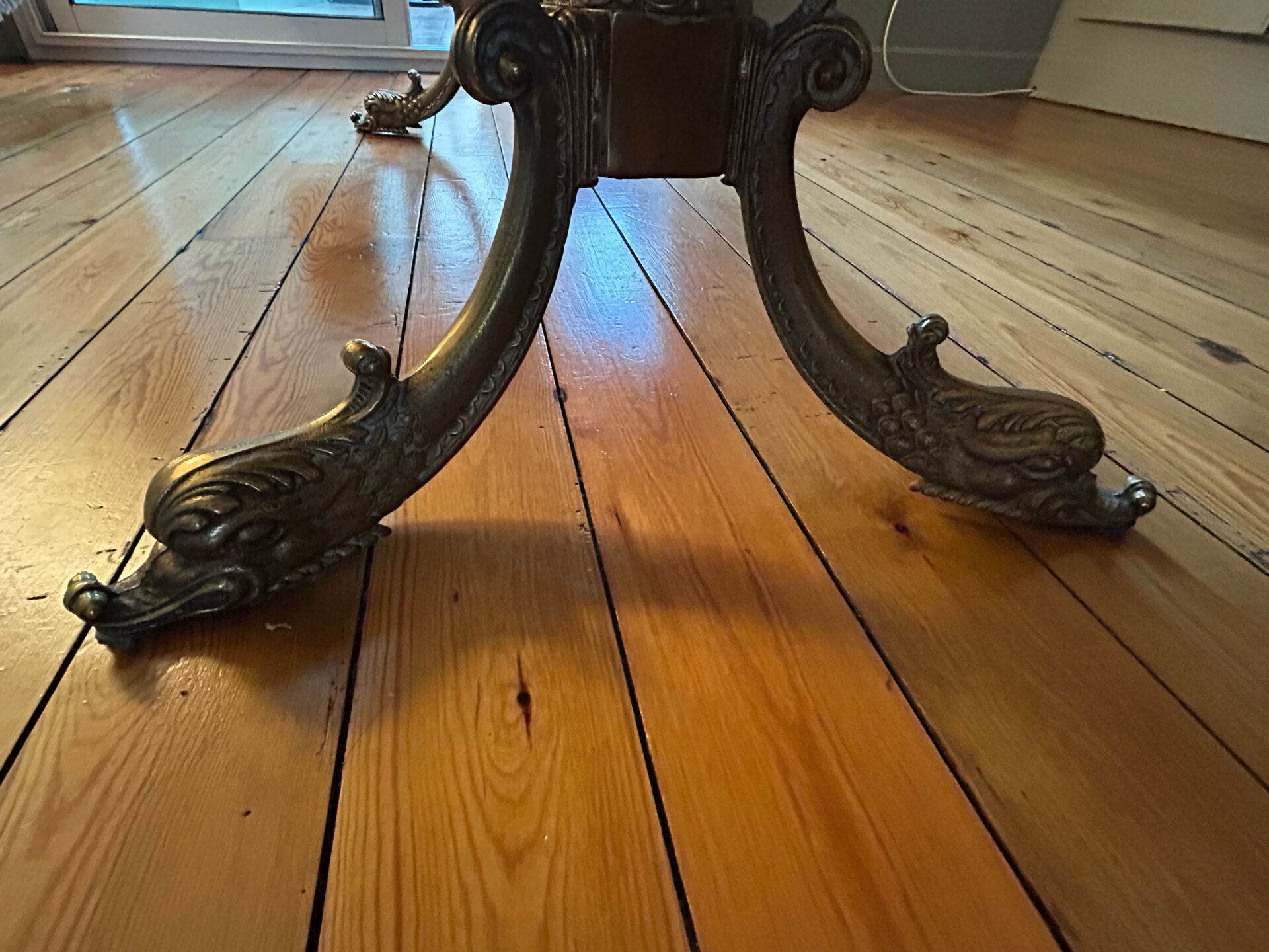 Table basse en onyx et laiton