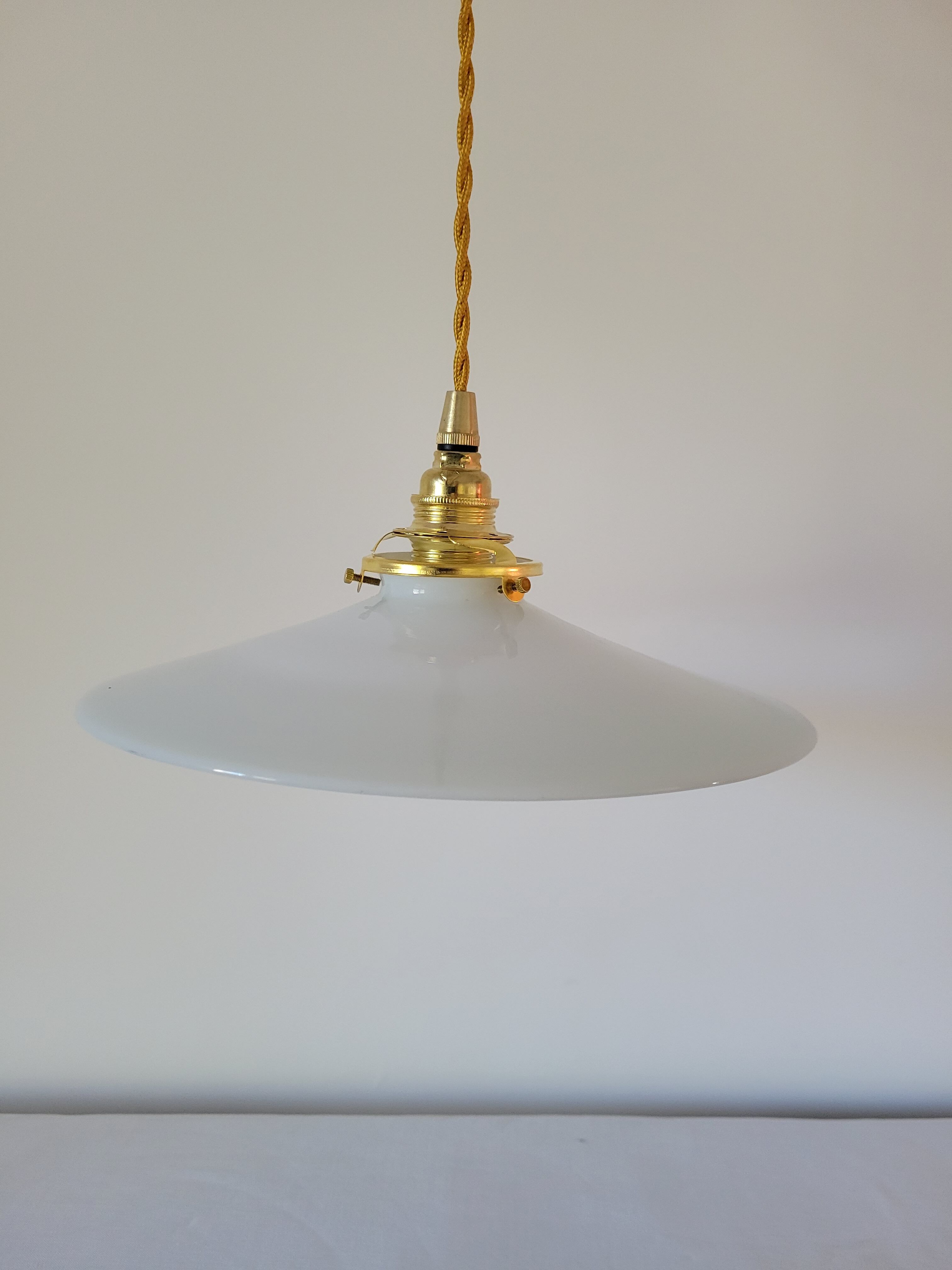 White opaline suspension