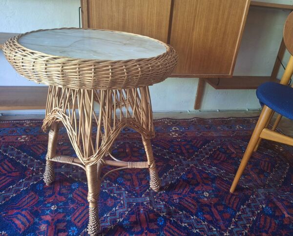 Table à vin ou table basse circulaire en bambou et faux marbre, années 1960