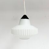 Cette lampe décorative en verre opale est une création de Louis Kalff pour Philips.
