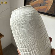 Vase en porcelaine Kaiser, finition « peau de crocodile »