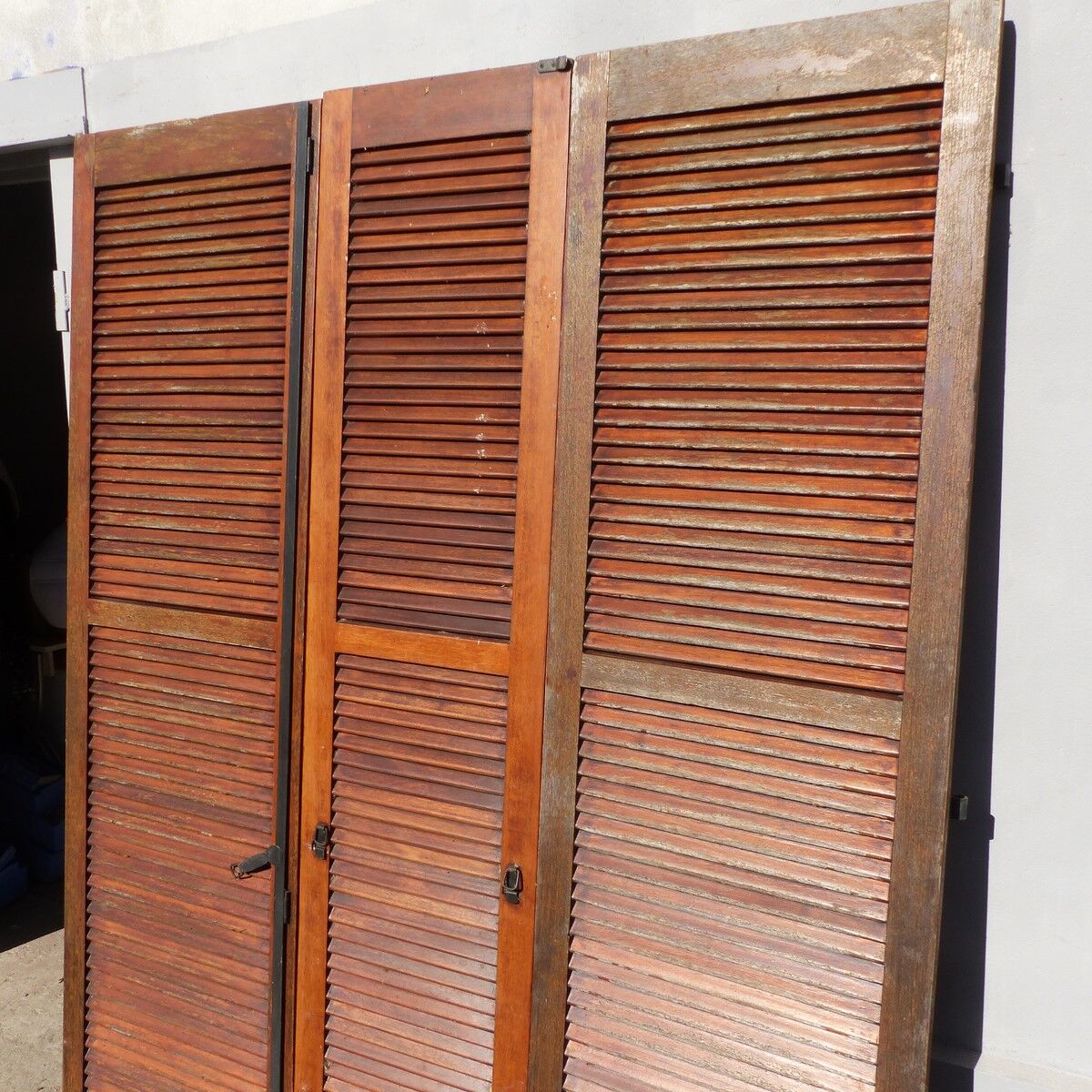 Set of 3 louvered shutters