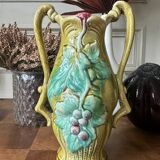 Vase art nouveau en barbotine estampillé
