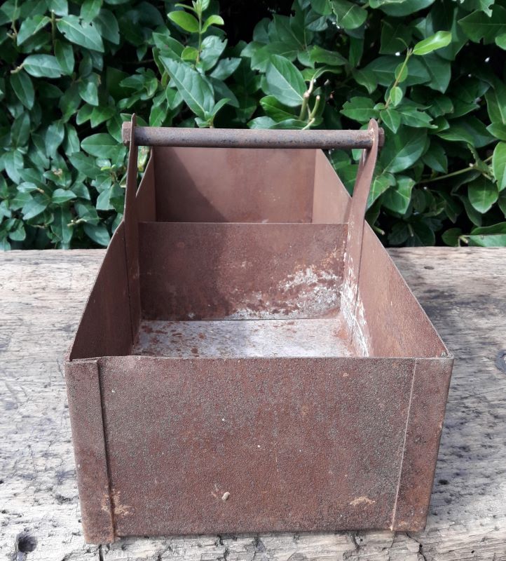 Metal crate with 2 compartments