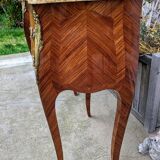 Ancienne petite commode galbée en marqueterie bois de rose style Louis XV