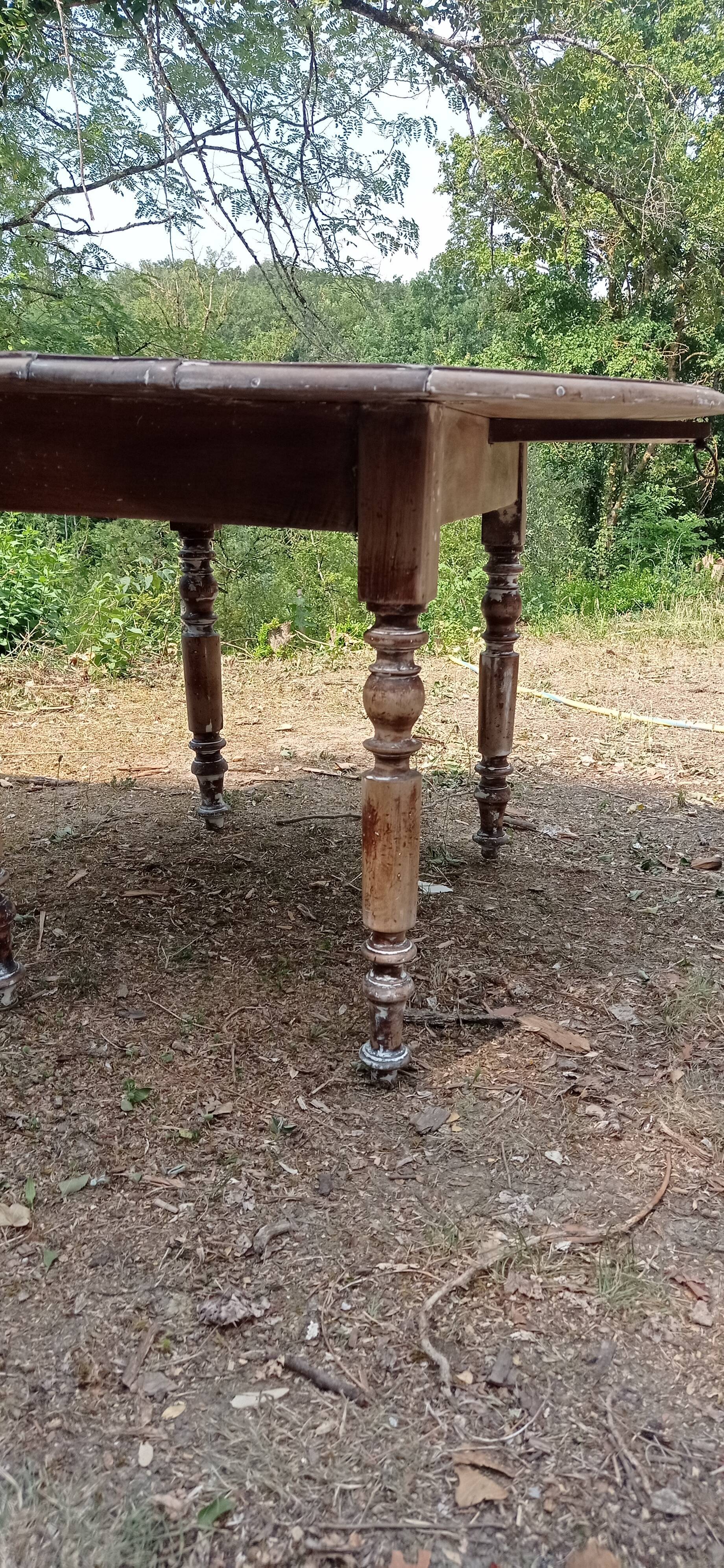 Round table of round farm with flaps