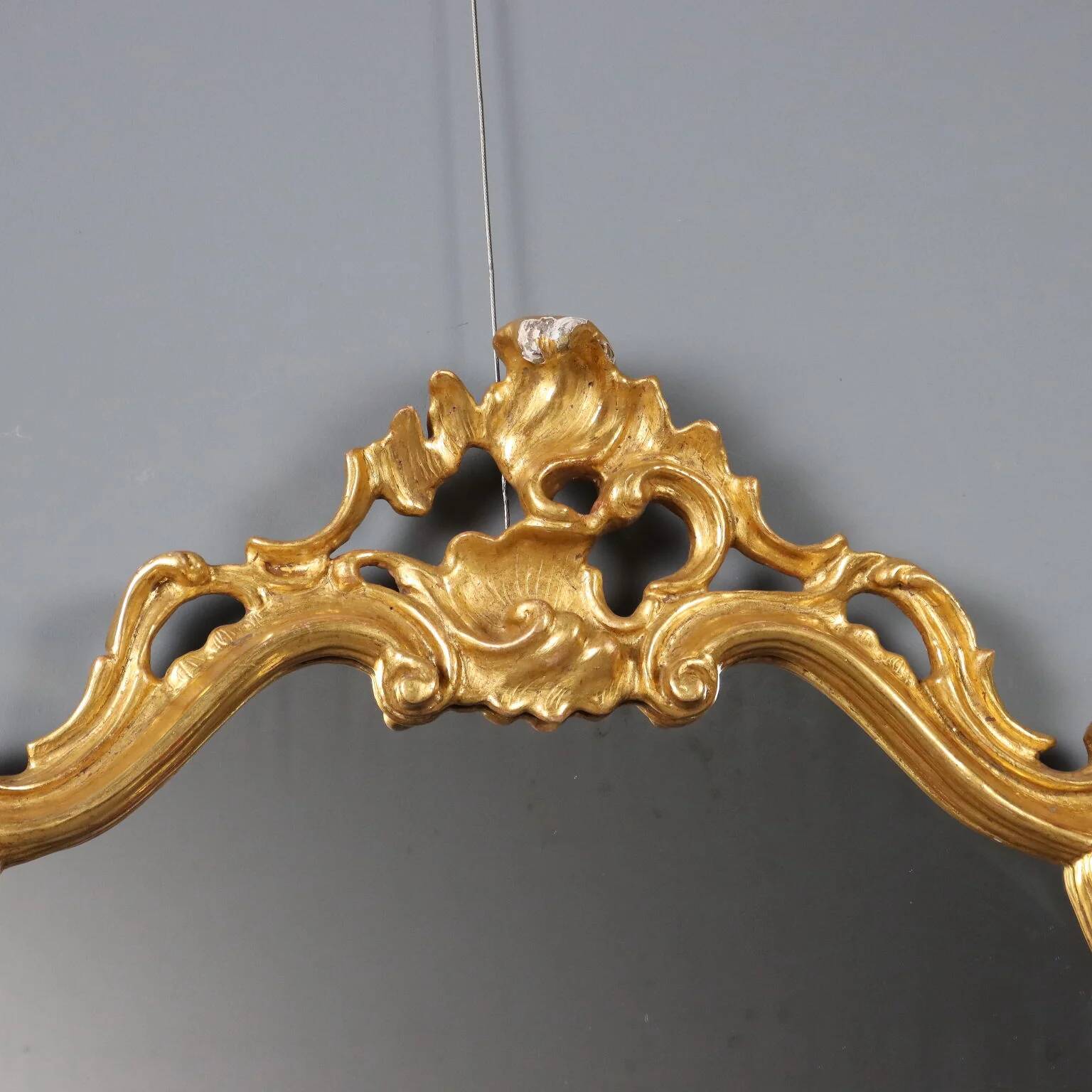 Carved and gilded wooden mirror in Barocchetto style